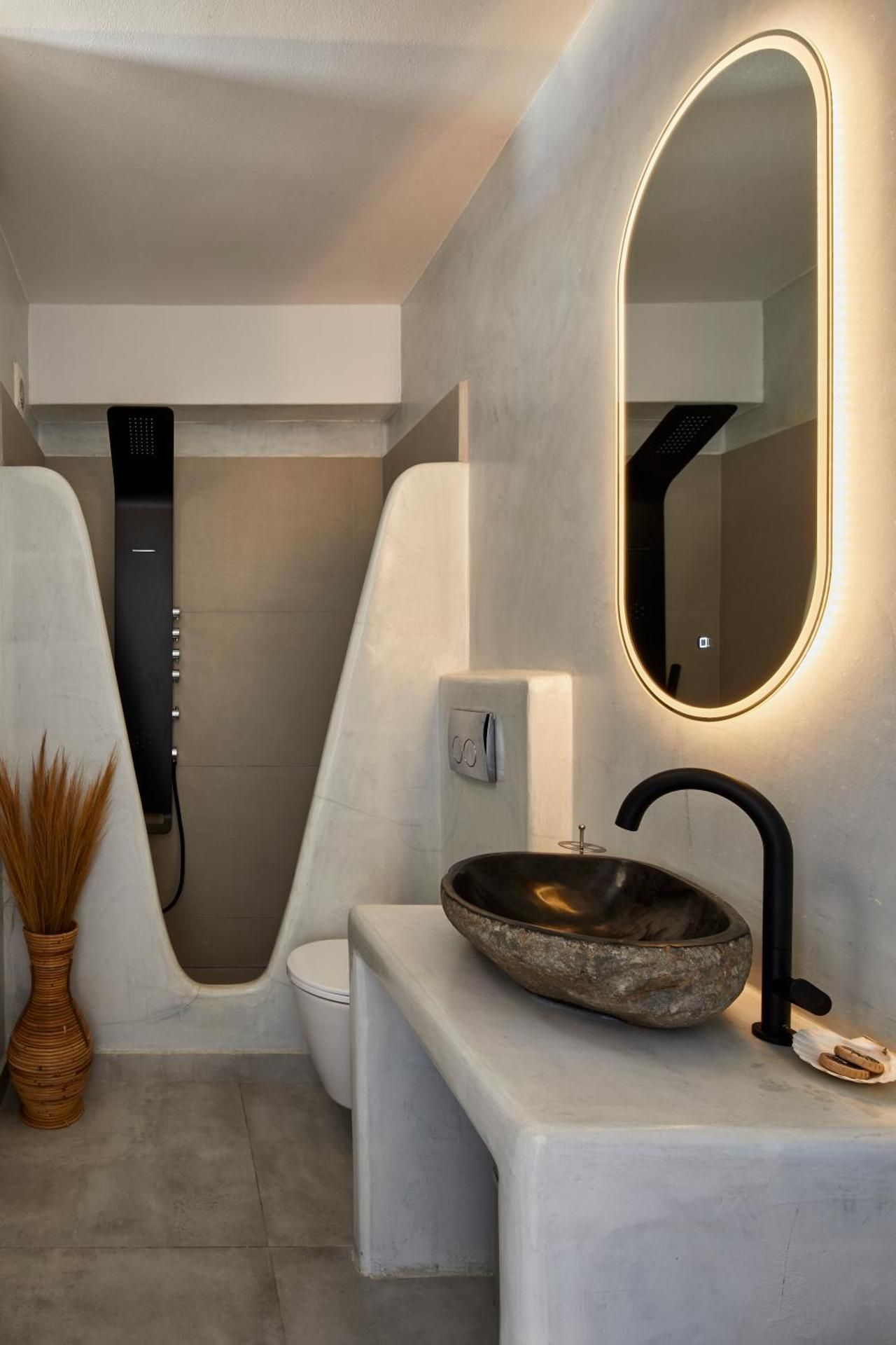 Aurora Suite with outdoor hot tub