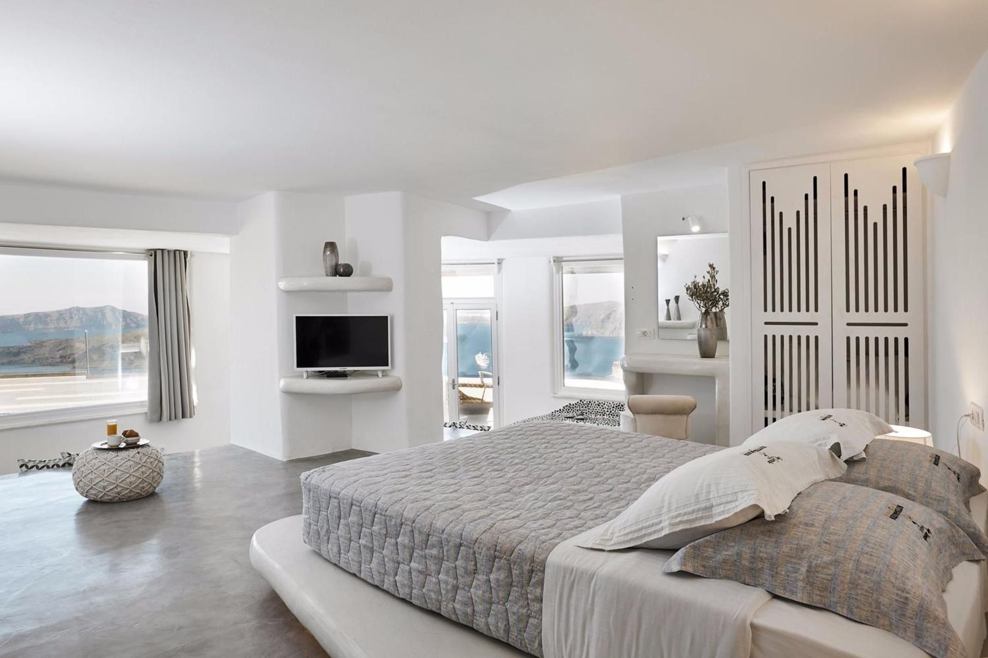 VIP Suite With Private Outdoor Hot Tub & Panoramic Caldera View