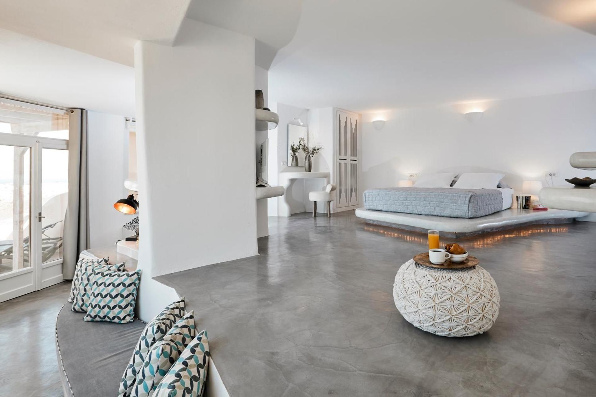 VIP Suite With Private Outdoor Hot Tub & Panoramic Caldera View