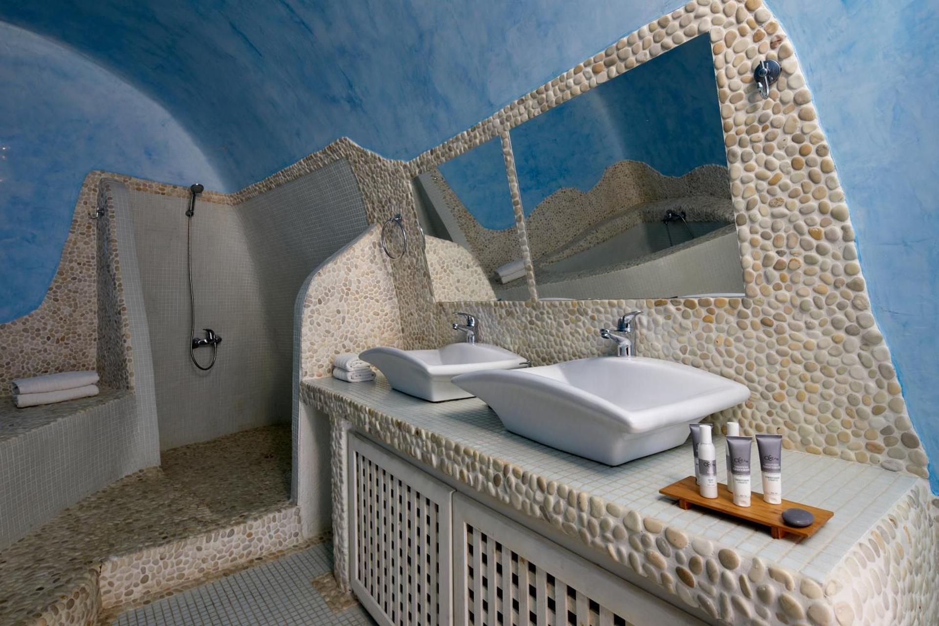 Gods Divine Suite Indoor Pool with Hot Tub and Caldera View 