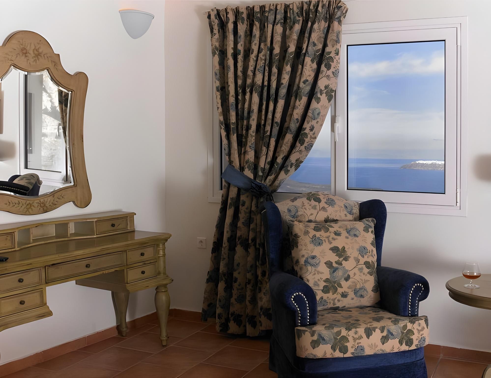 Two-Bedroom VIP Suite Outdoor Hot tub & Caldera View