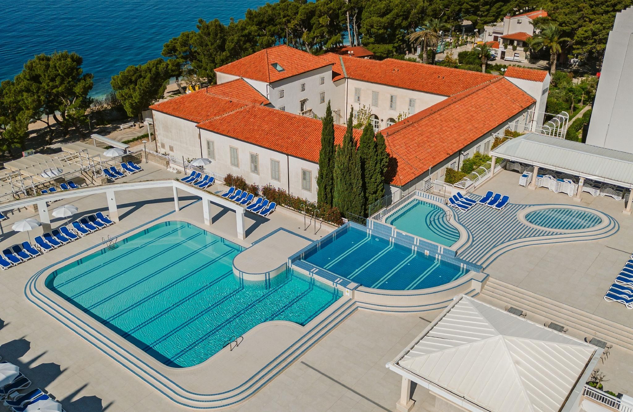 swimming pool [outdoor]