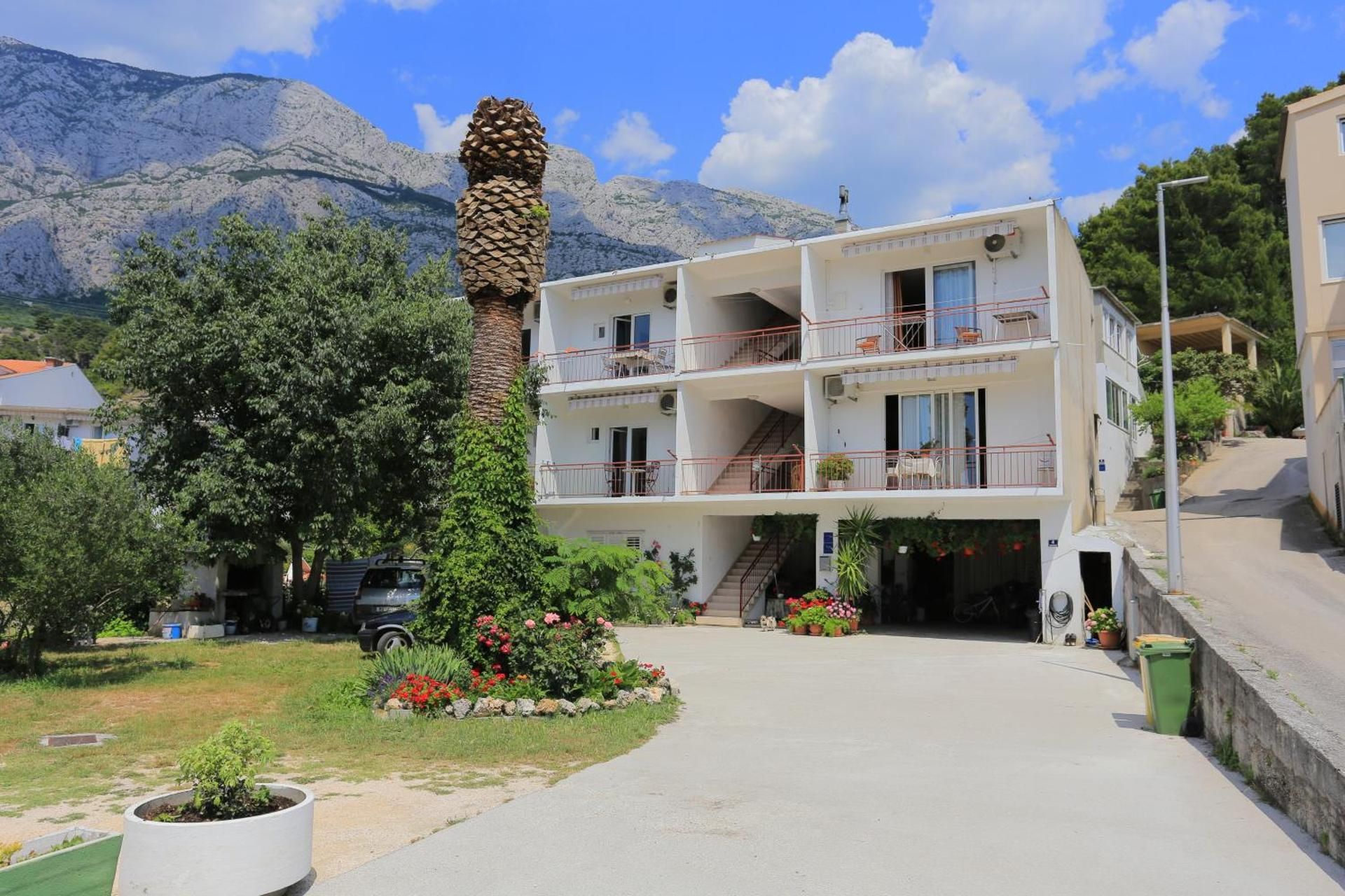 Apartments with parking space Tucepi, Makarska - 2676