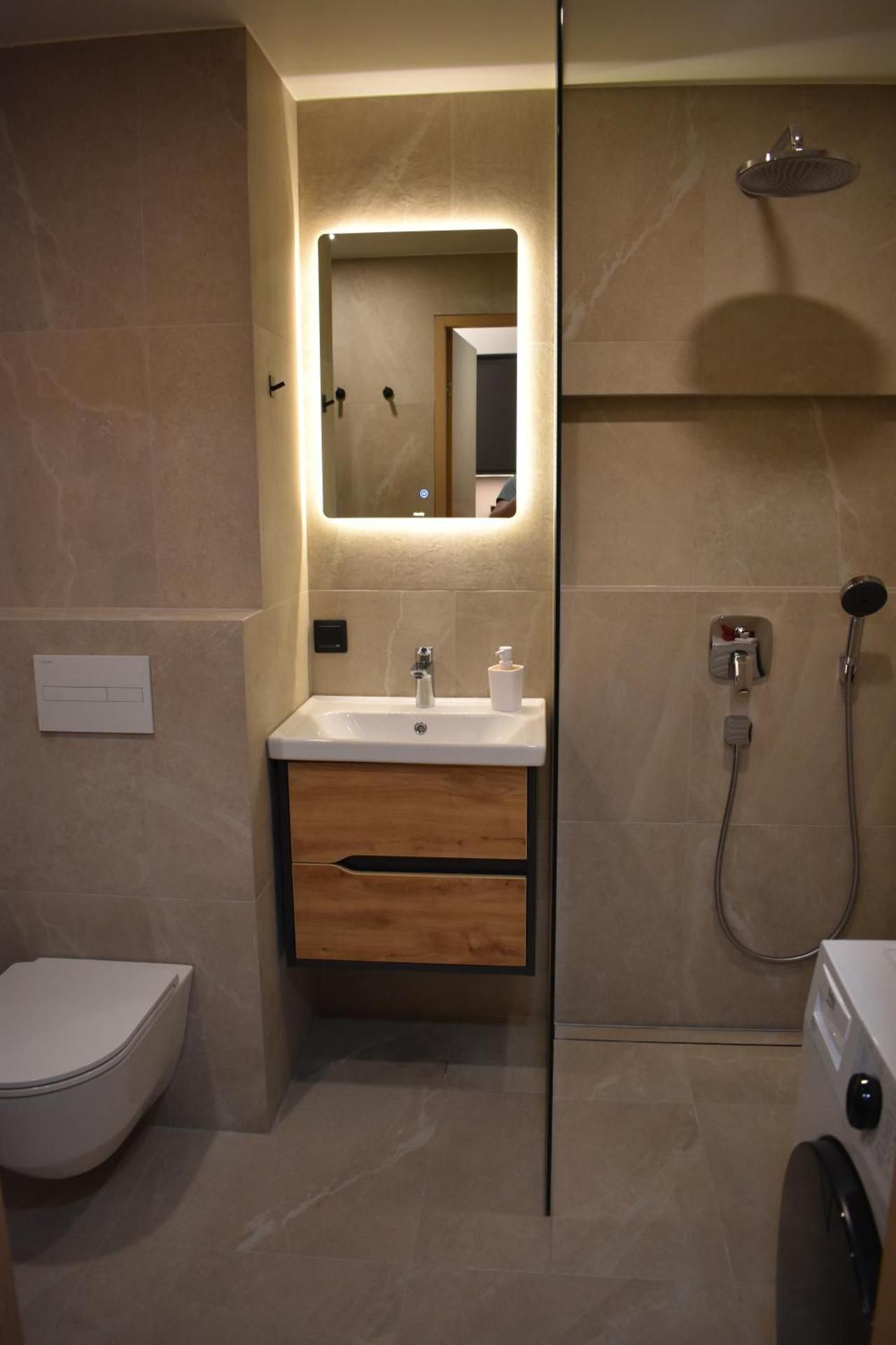 Apartment with Shower
