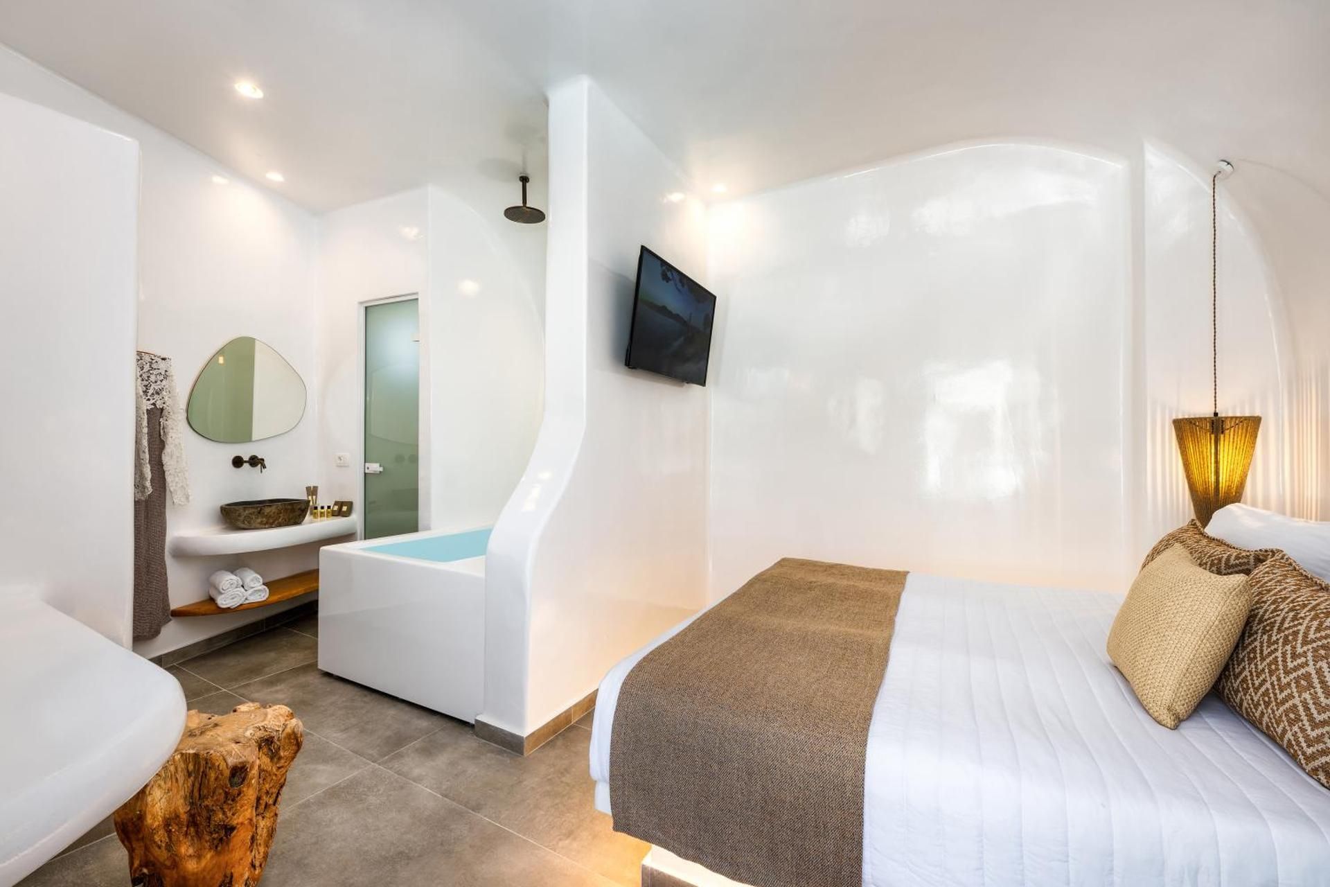 Cave Hot Tub Suite with Pool View