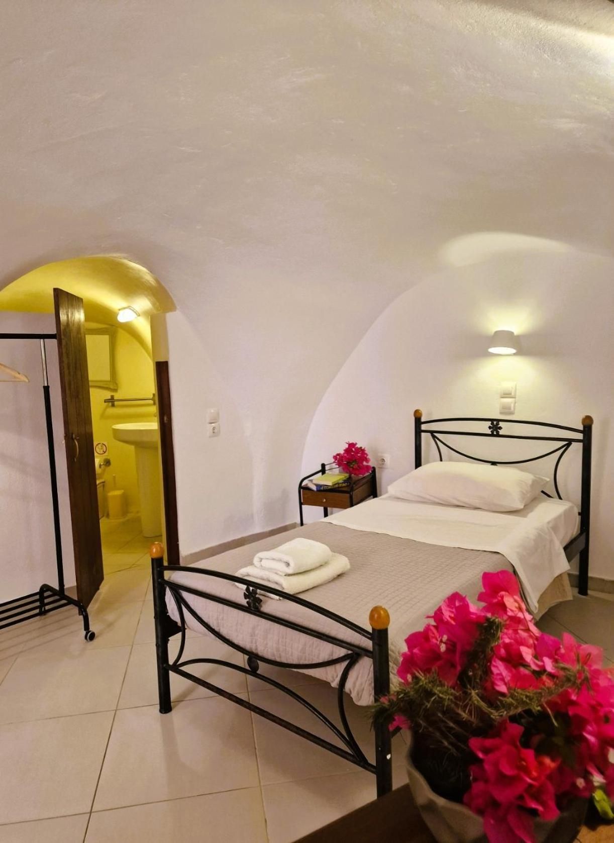 Cave Single Room - Semi Basement