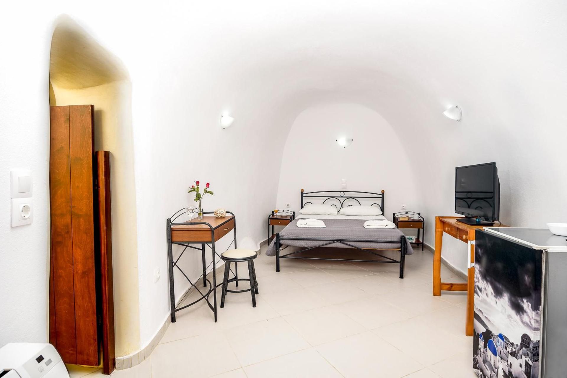 Cave Double Room - Semi Basement