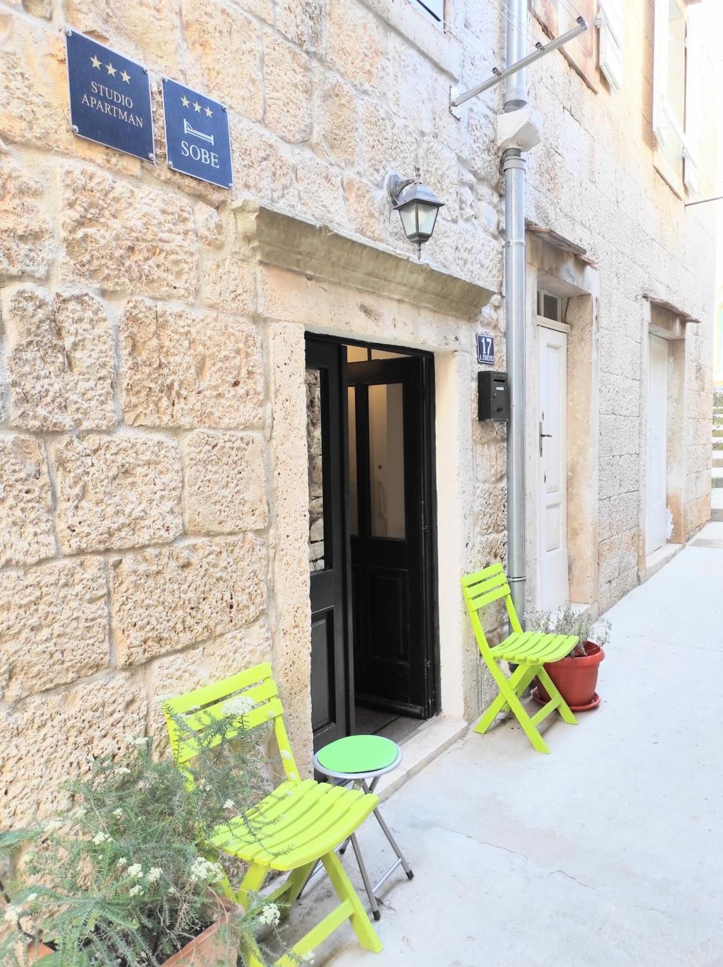 Apartments & Rooms As