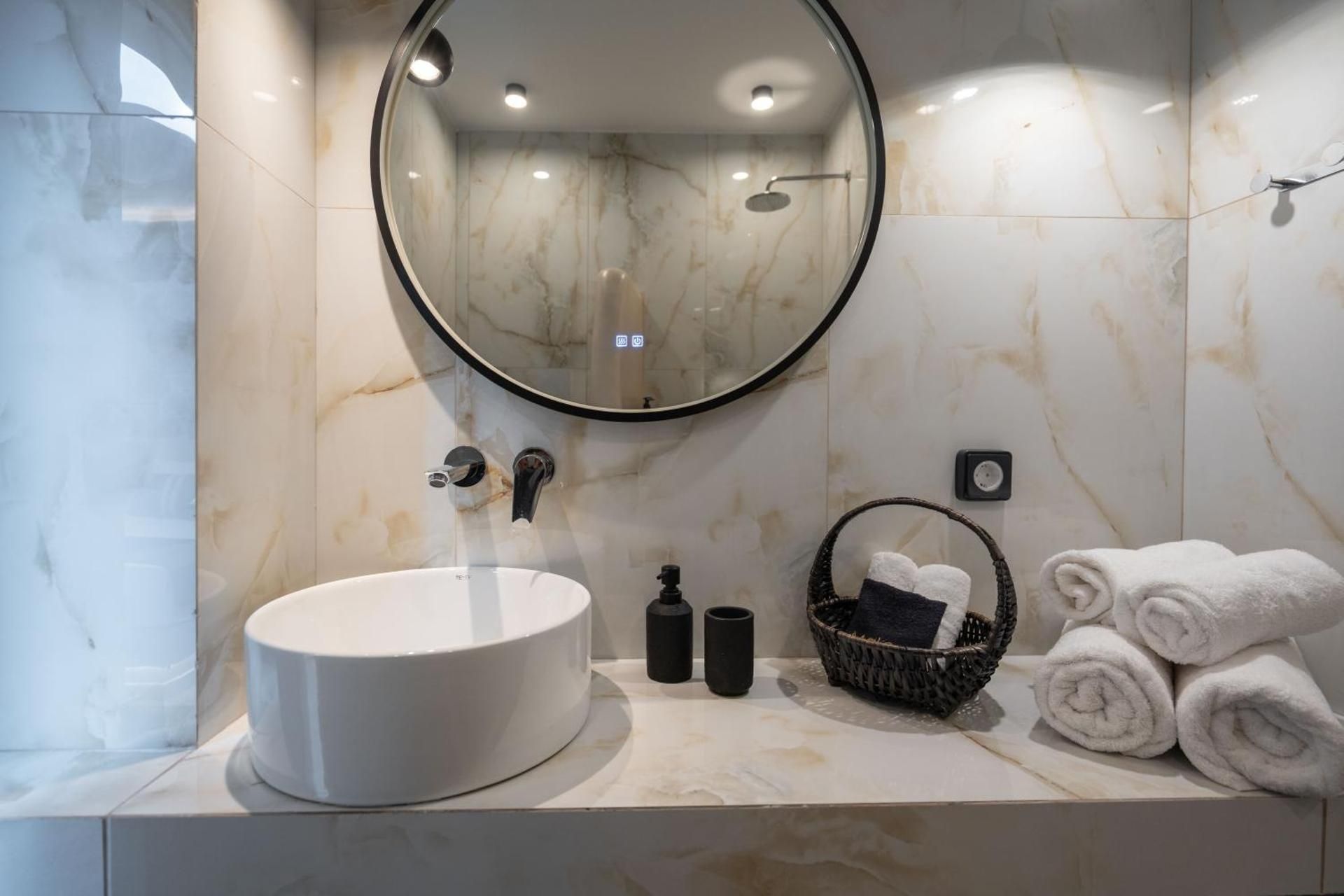 Illusion Suites Honeymoon Suite with Sea View and Hot Tub 2