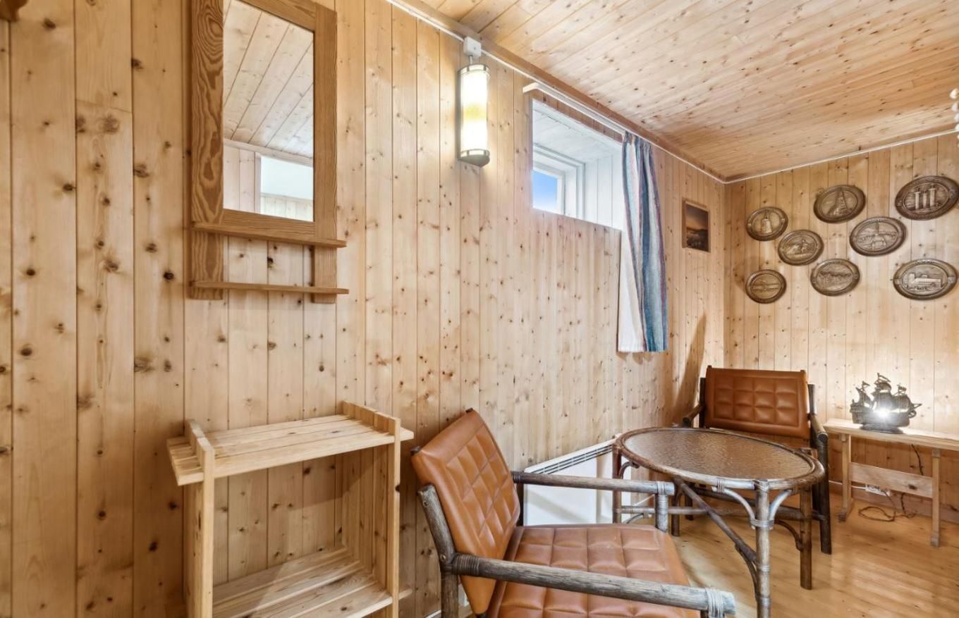 Three-Bedroom Apartment with Lake View