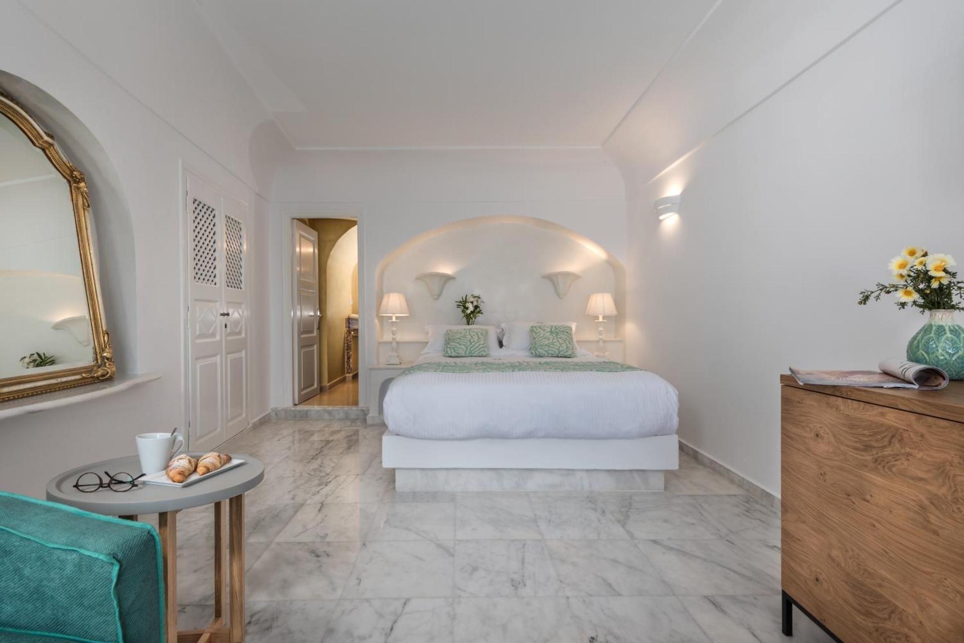 Junior Suite with Caldera View