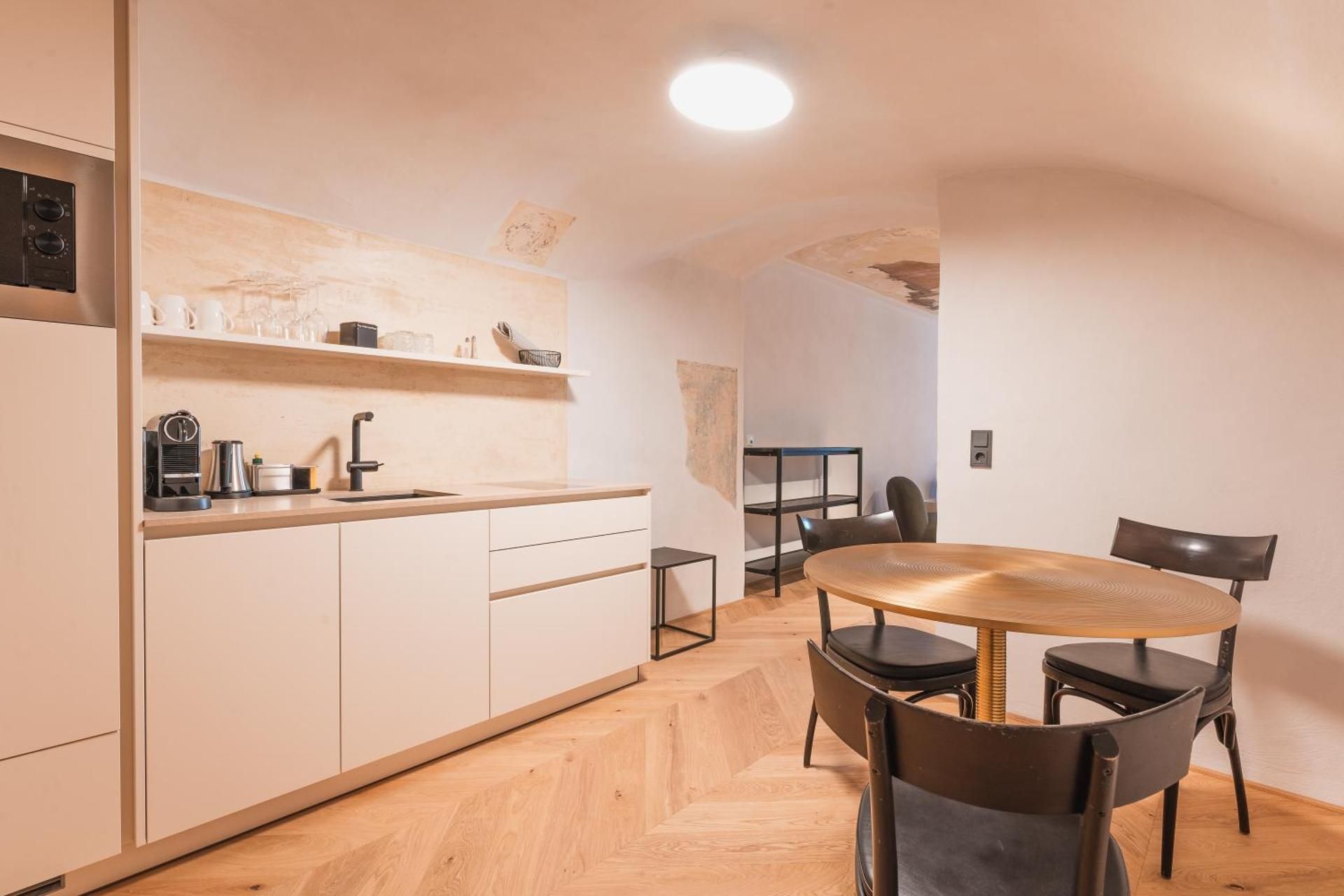 H5 Grauer Bar Studios & More