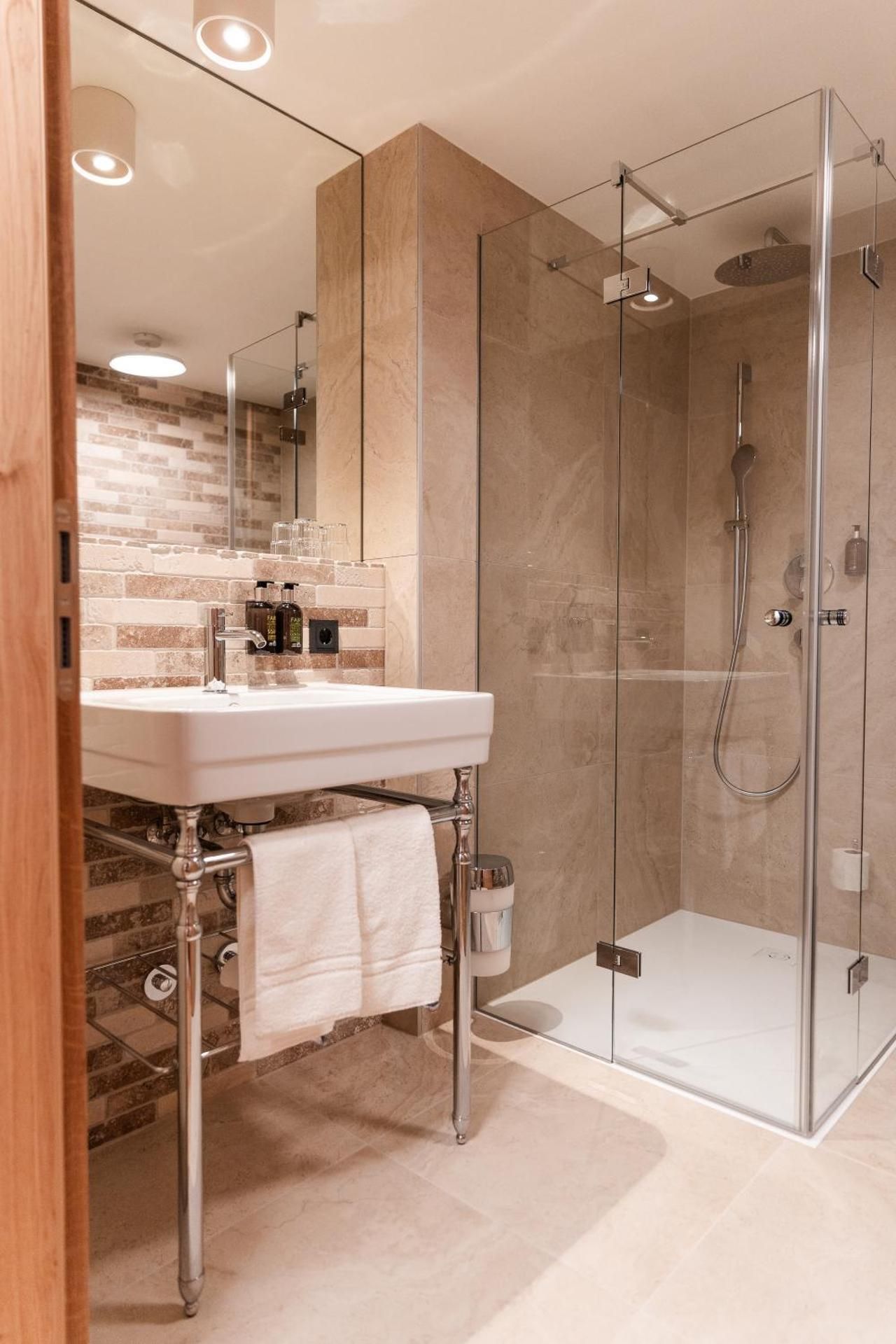 H5 Grauer Bar Studios & More Studio with Balcony 2