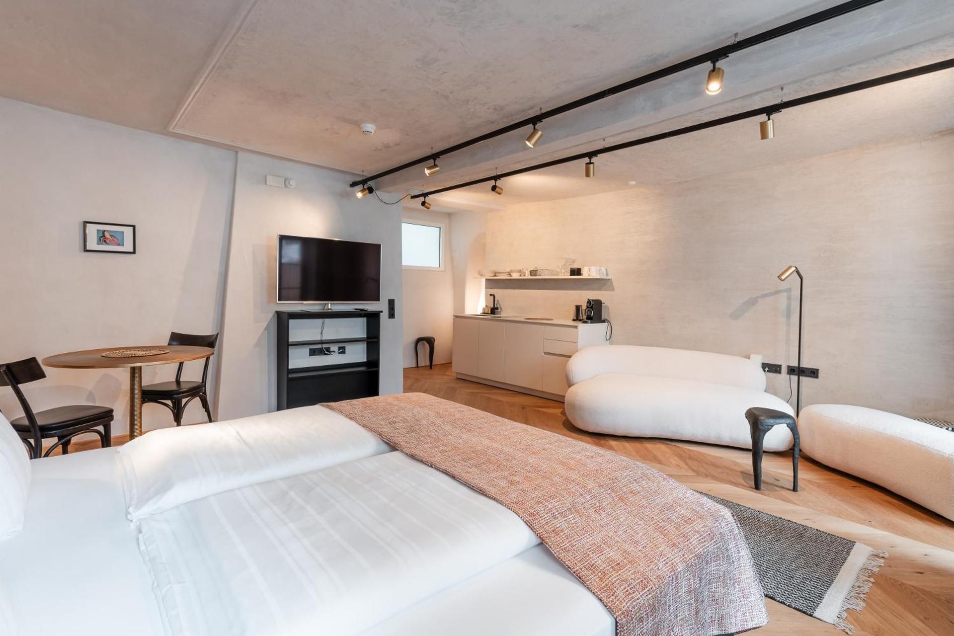 H5 Grauer Bar Studios & More Studio with Balcony