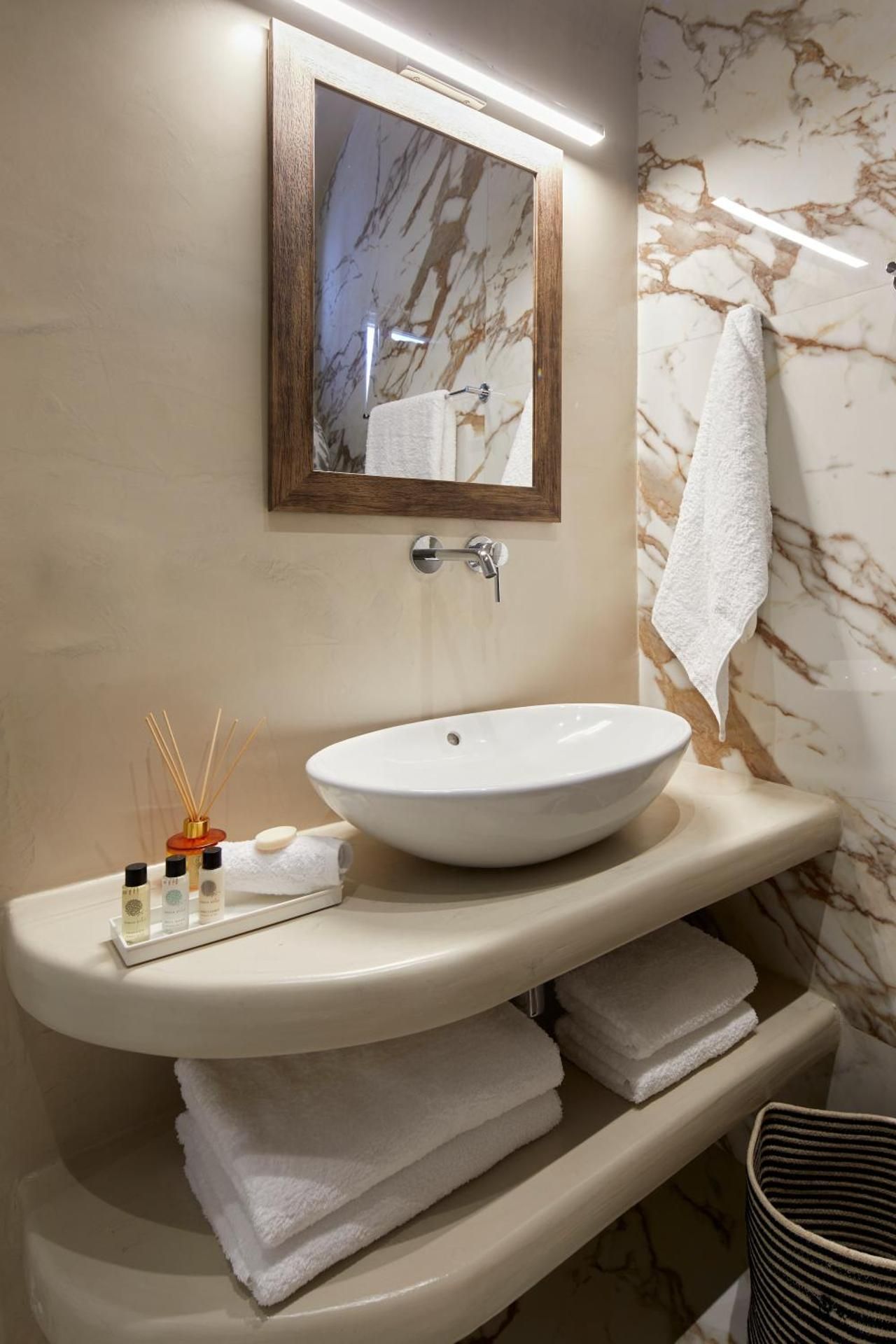 Endless Traditional Houses One-Bedroom Apartment