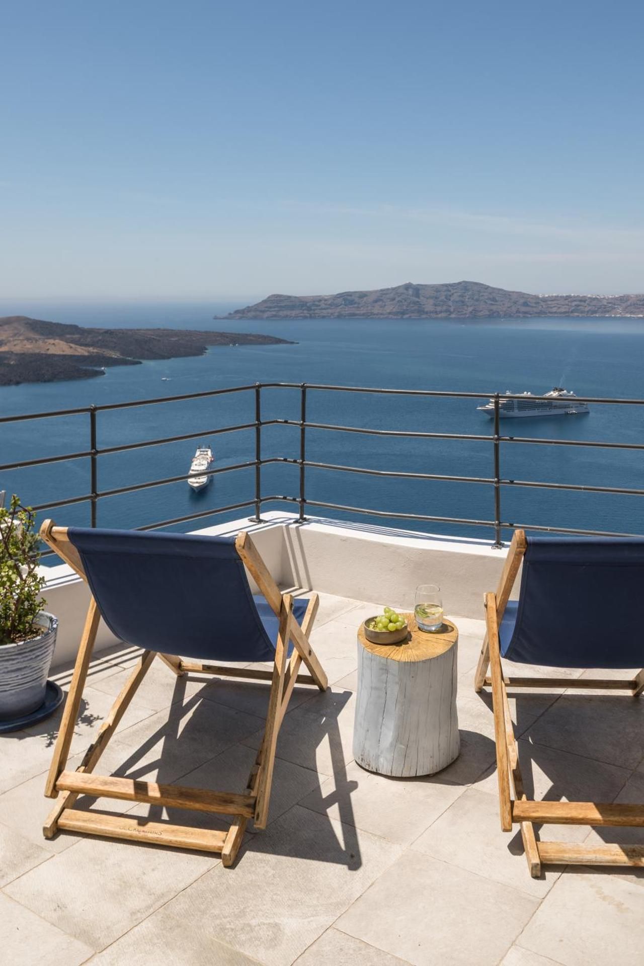The Porto Fira Suite with Hot Tub and Caldera View