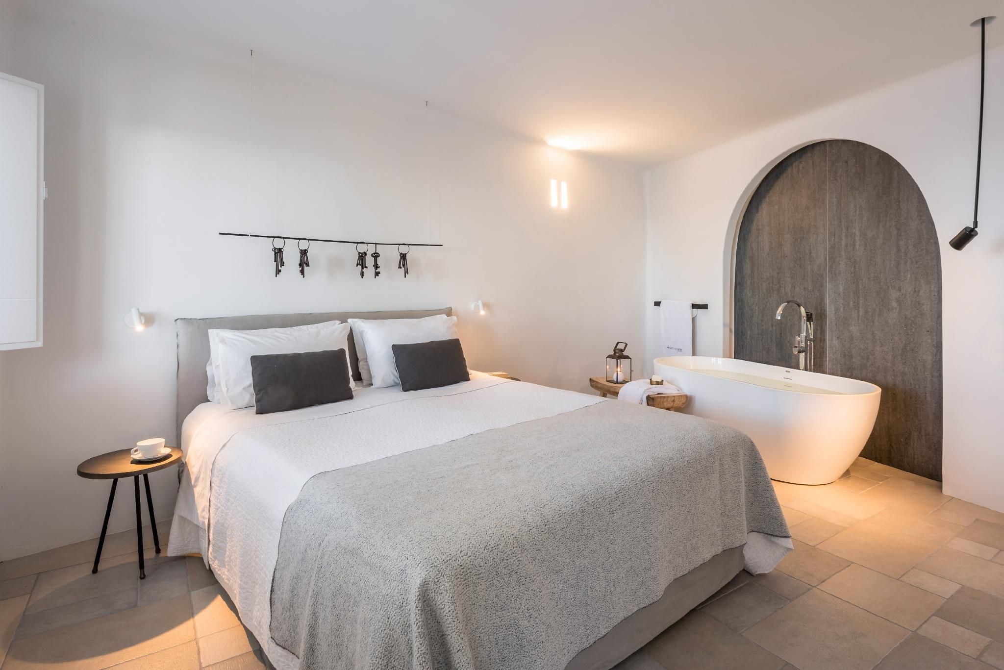 Suite with Bathtub