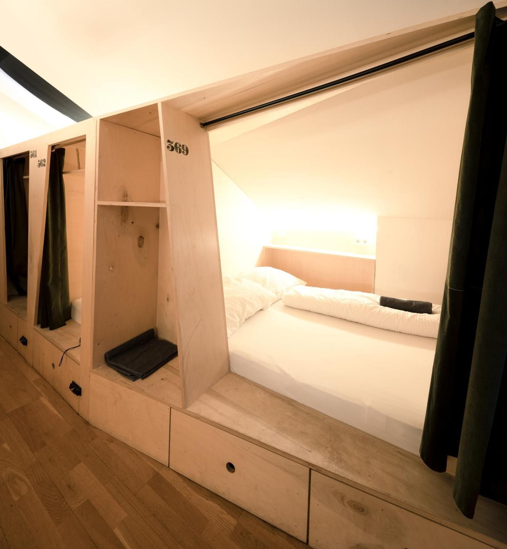 Double Bed in 6-Bed Mixed Dormitory Room