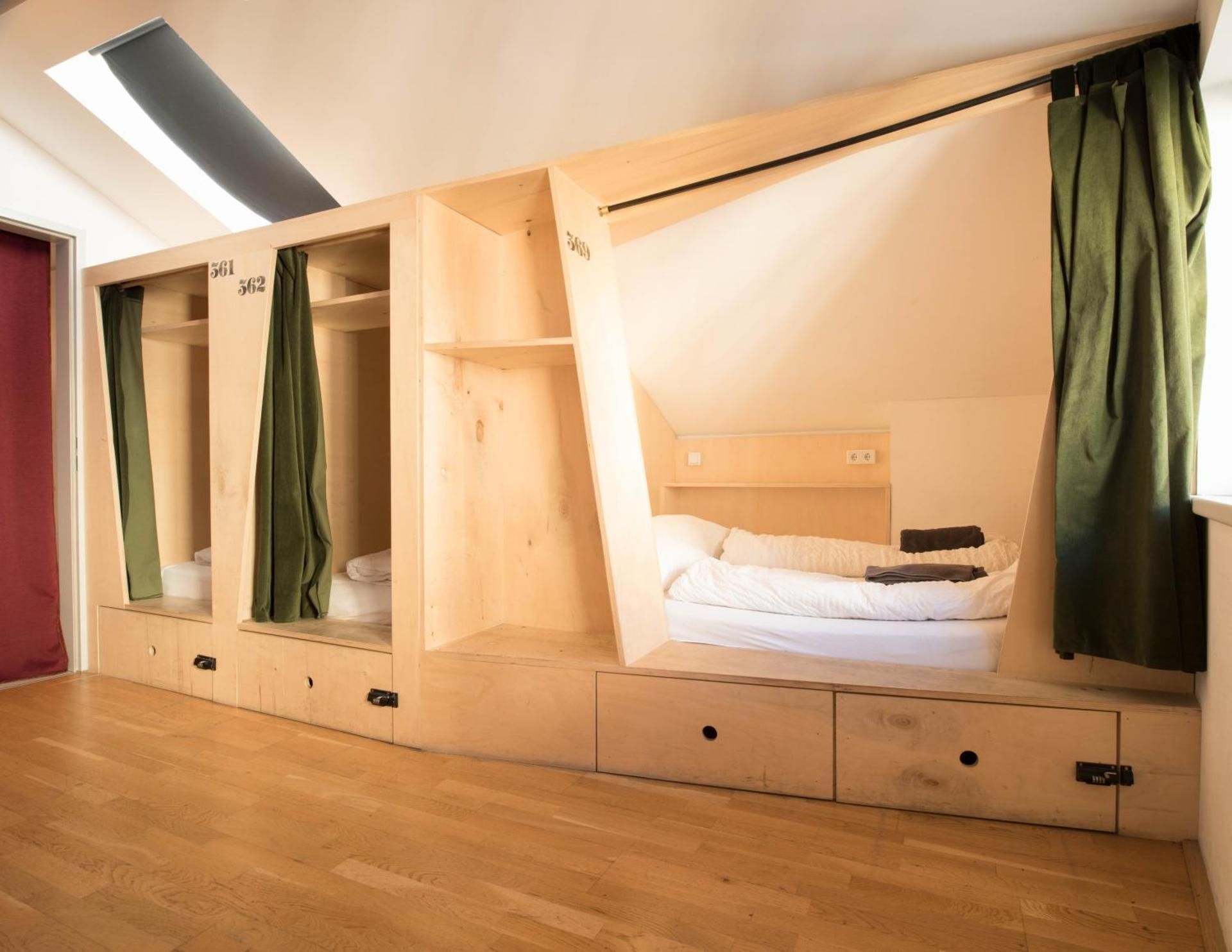 Double Bed in 6-Bed Mixed Dormitory Room