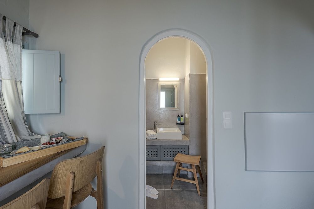 Blue Dolphins Apartments & Suites Standard Double Room, Partial Sea View (Shared Terrace) 11