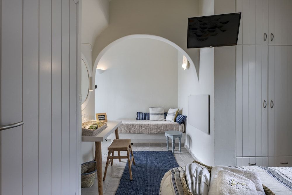 Blue Dolphins Apartments & Suites Standard Double Room, Partial Sea View (Shared Terrace) 13