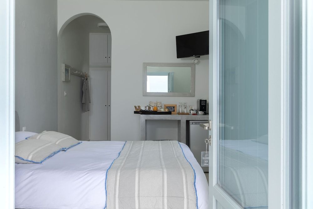 Blue Dolphins Apartments & Suites Standard Double Room, Partial Sea View (Shared Terrace) 3
