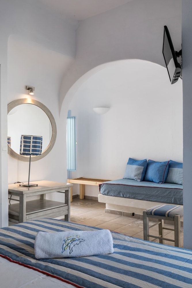 Blue Dolphins Apartments & Suites Standard Double Room, Partial Sea View (Shared Terrace) 10