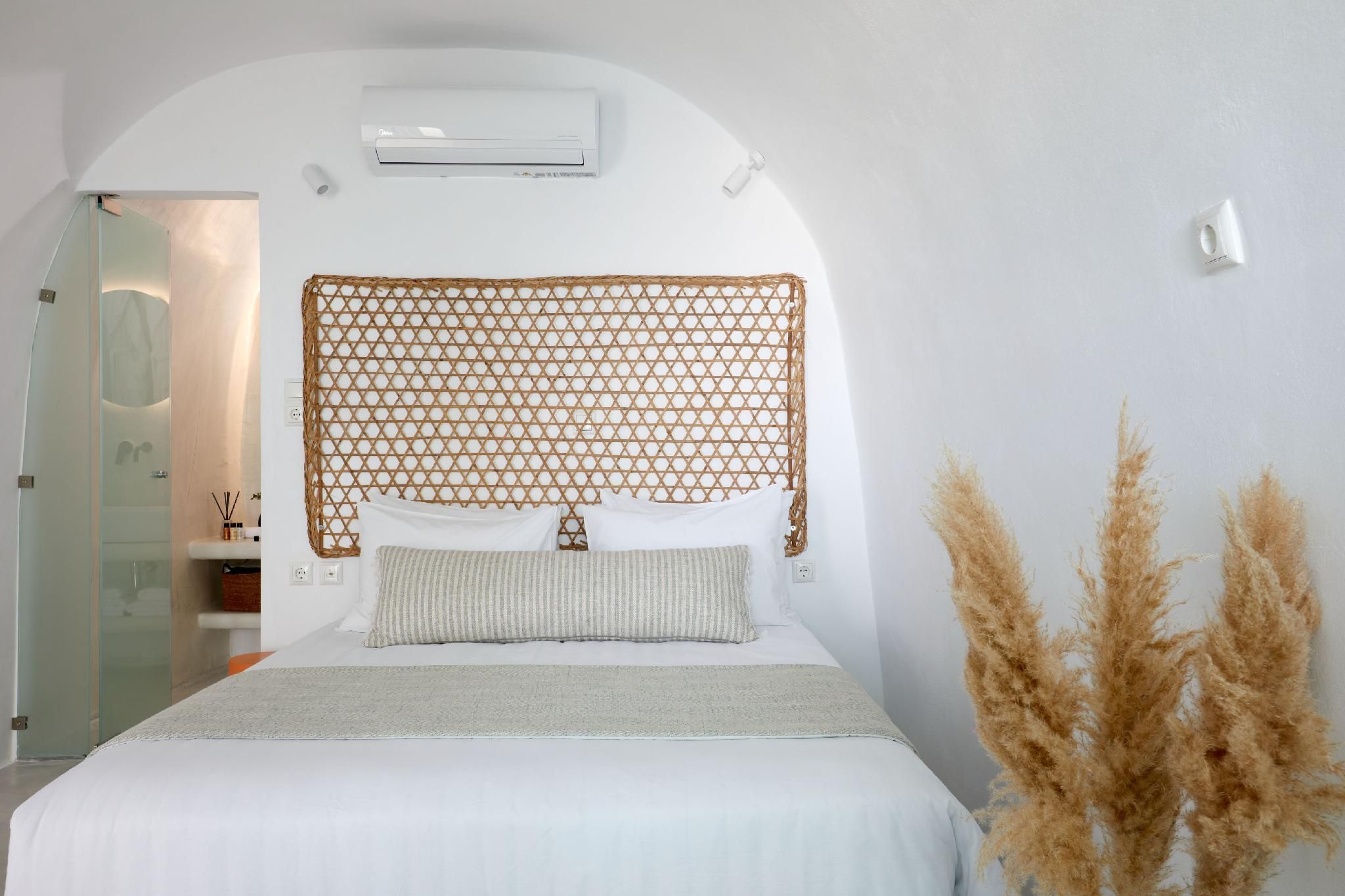 Honeymoon Suite with Indoor Jacuzzi