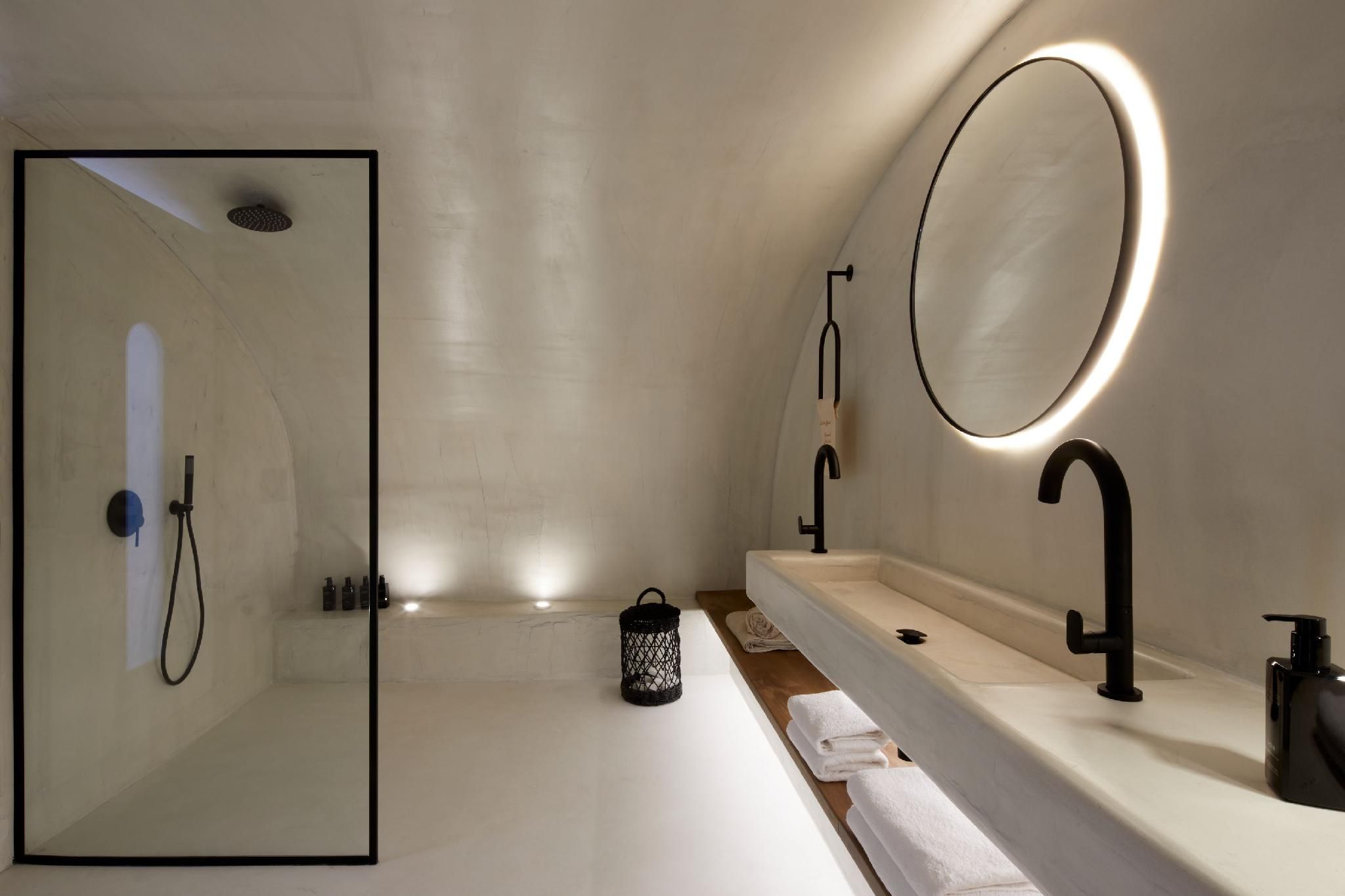 Honeymoon Suite with Outdoor Heated Plunge Pool