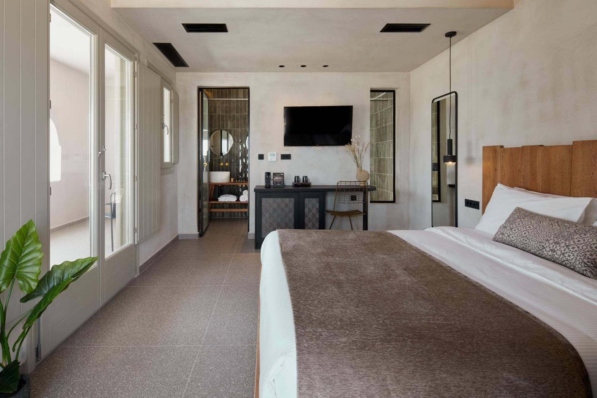 Deluxe Suite with Side Sea View & Hot Tub