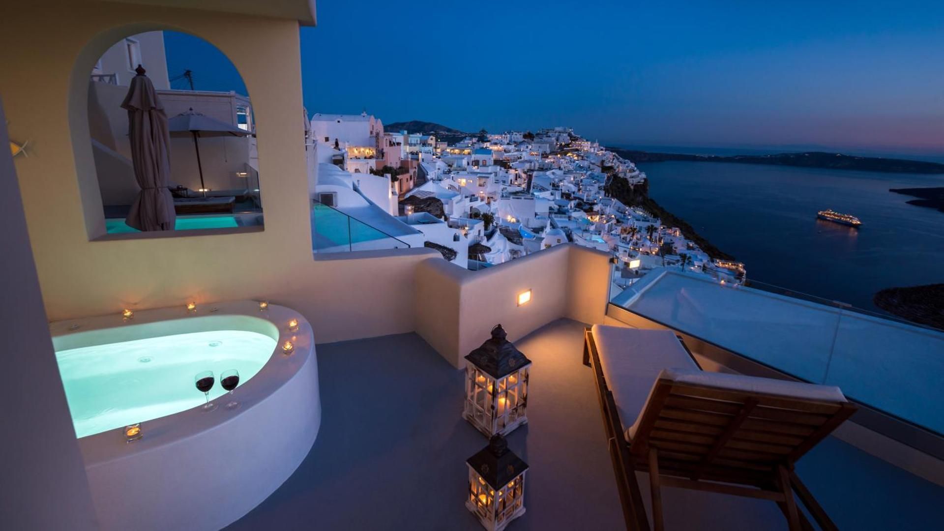 Honeymoon with Caldera View & Hot Tub