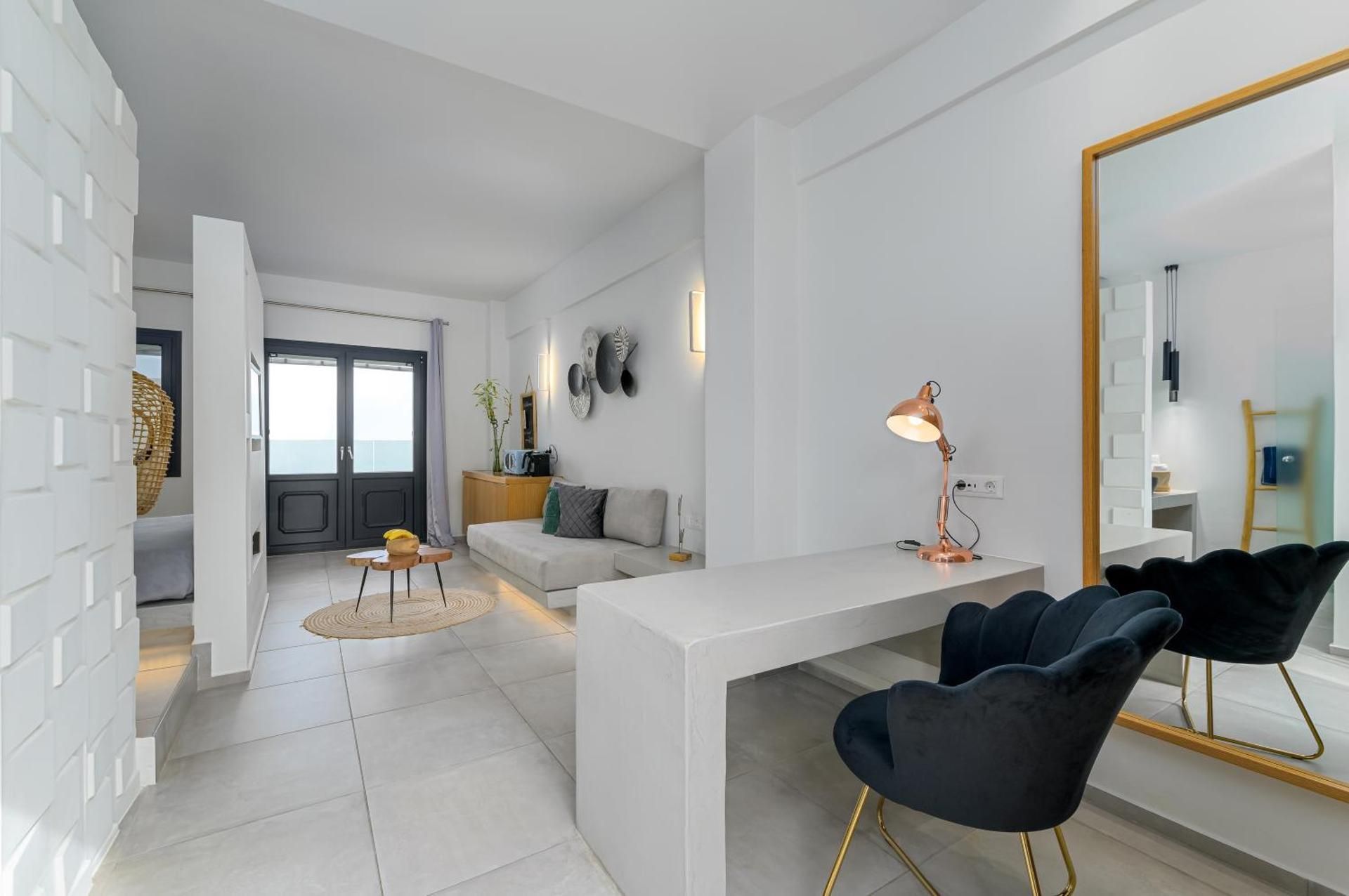 George & Joanna Suites Santorini Design suite with outdoor hydromassage 3