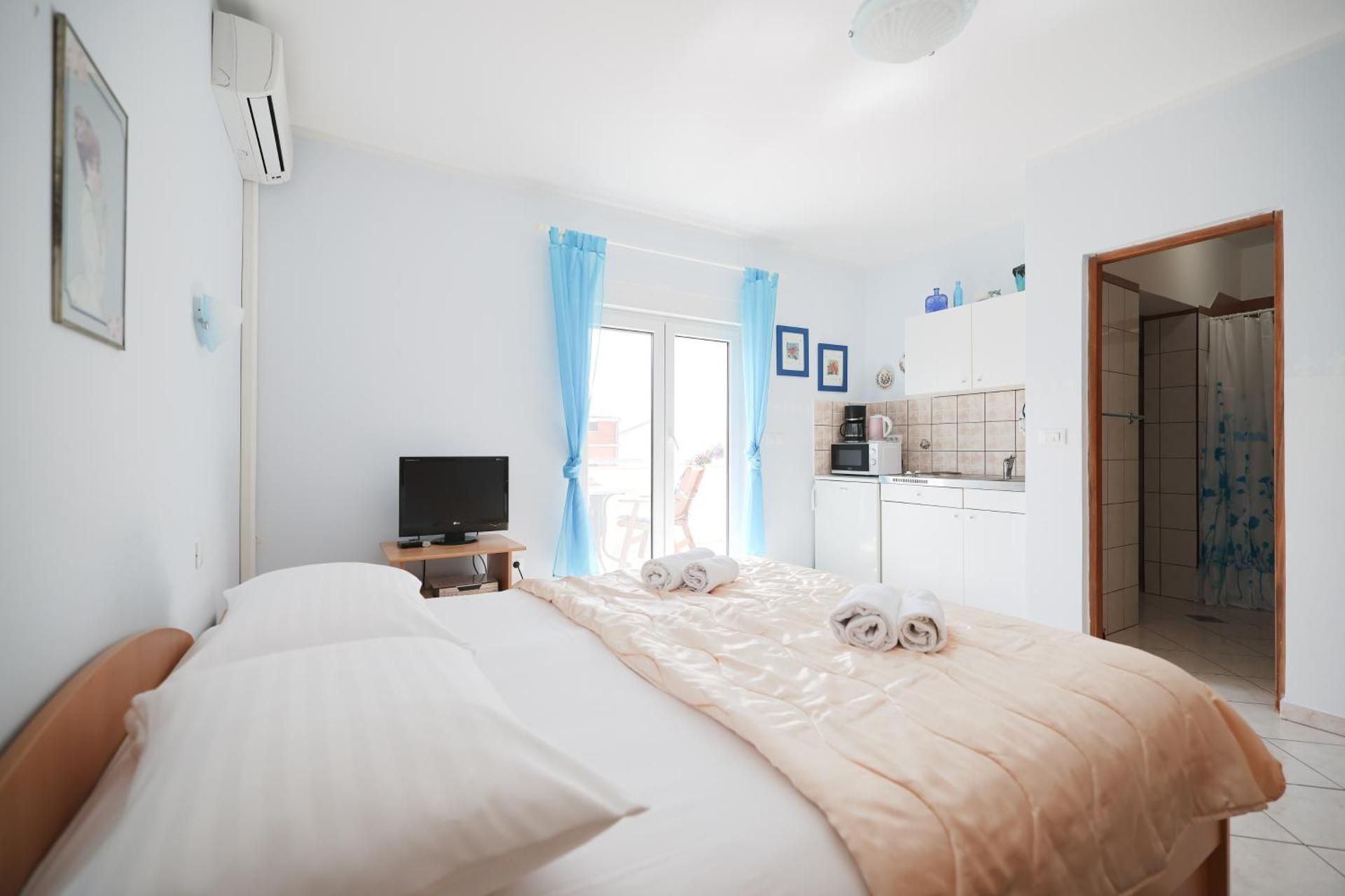 Studio with Balcony and Sea View