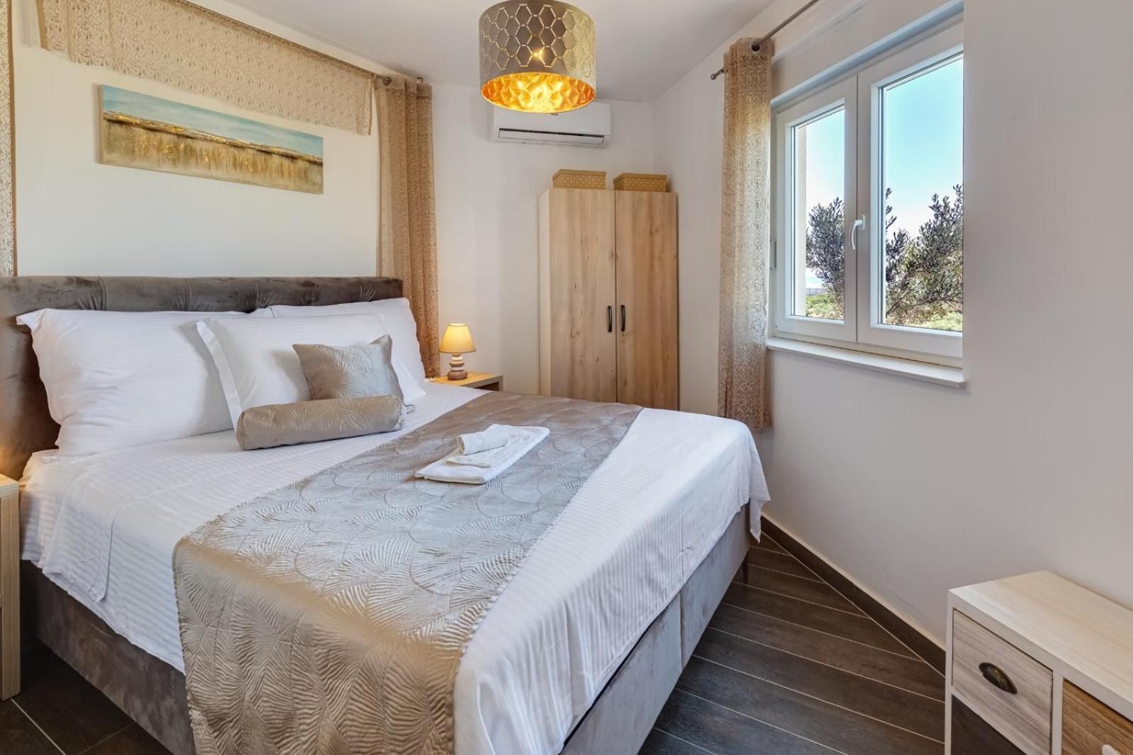 Deluxe Double Room (2 Adults + 1 Child)