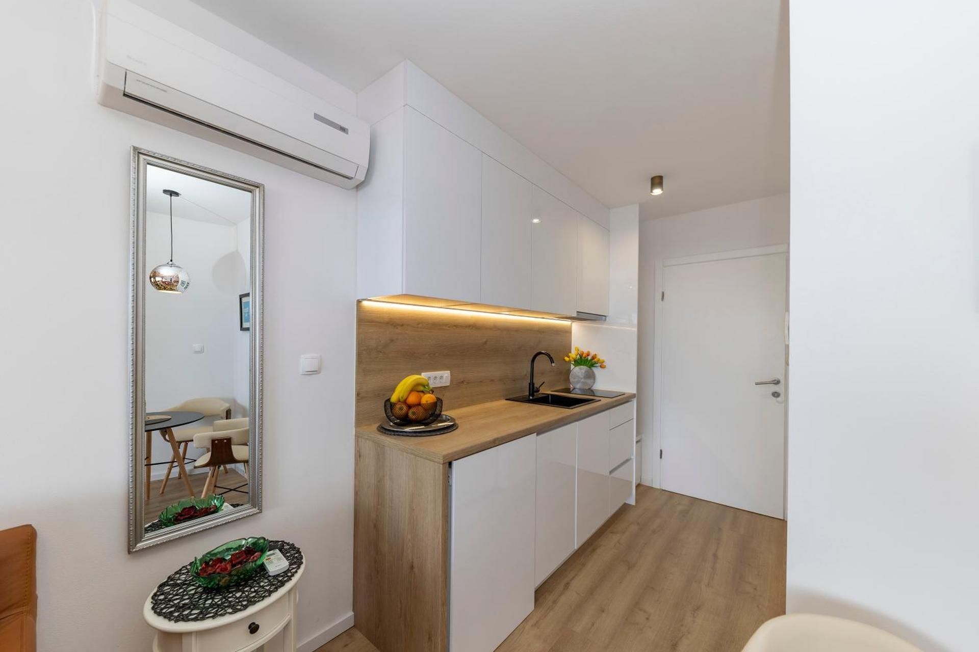 Deluxe One-Bedroom Apartment