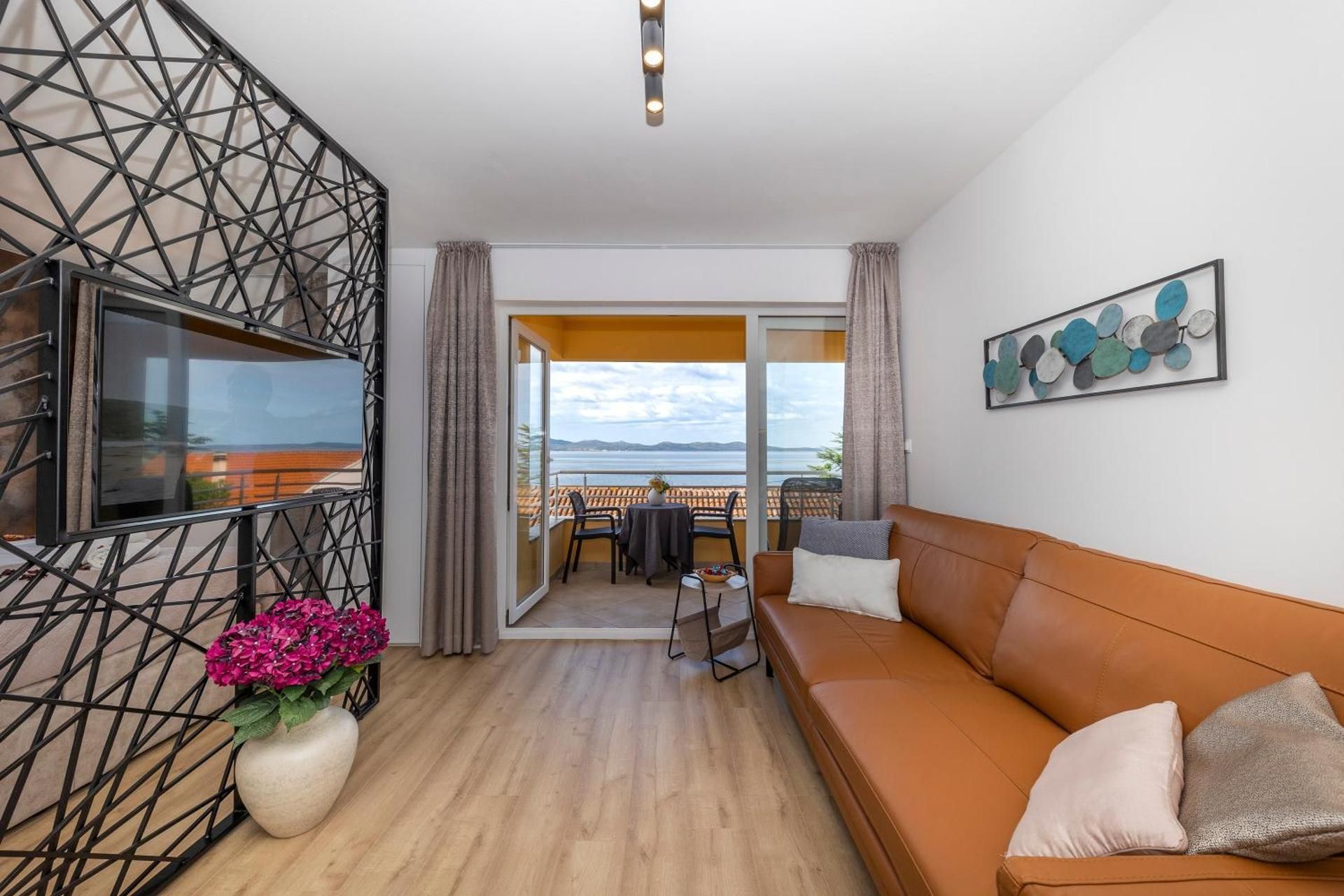 Deluxe One-Bedroom Apartment