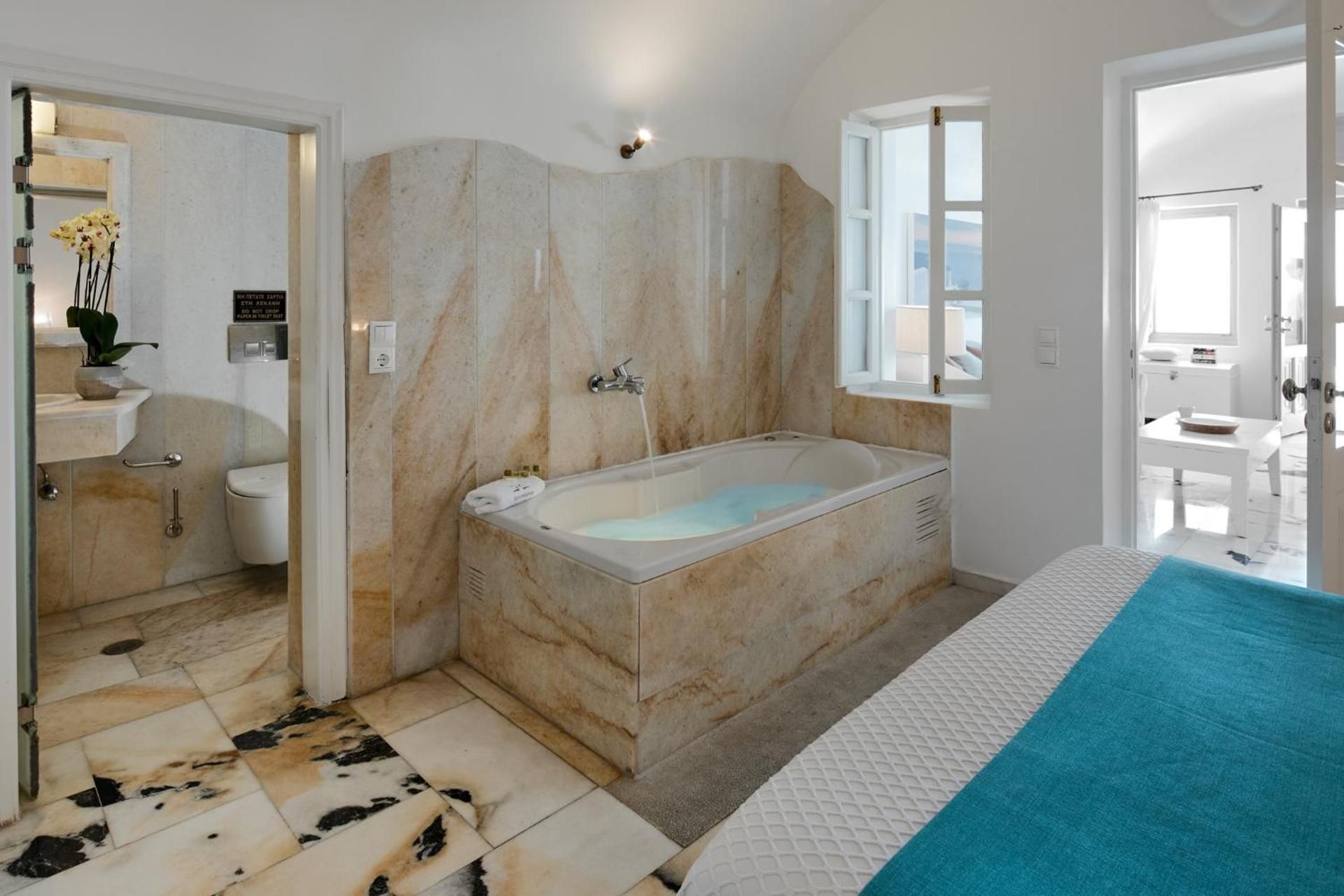 Honeymoon Suite with Hot Tub and Caldera View