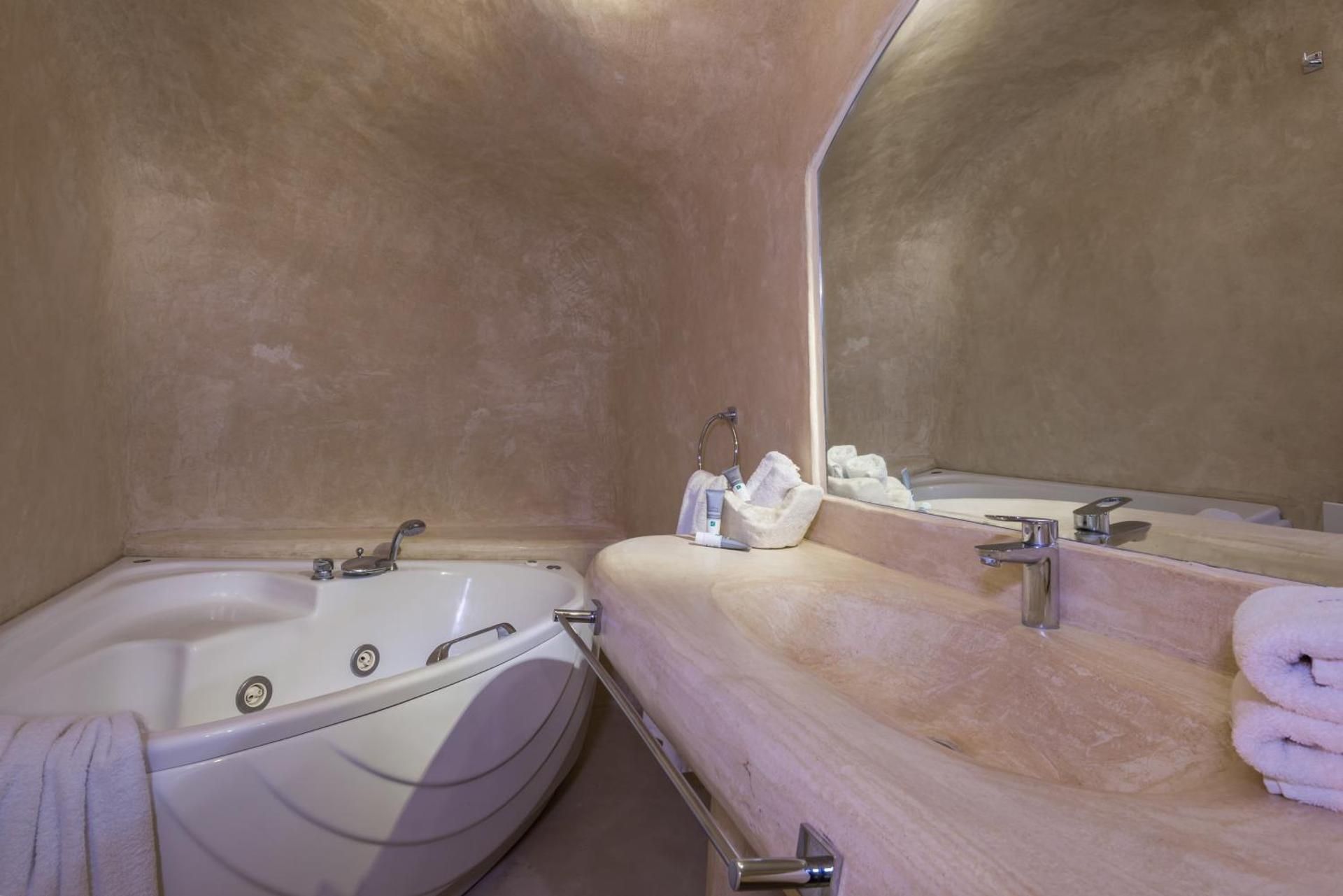 Iliovasilema Suite with Outdoor Private Pool and Caldera View