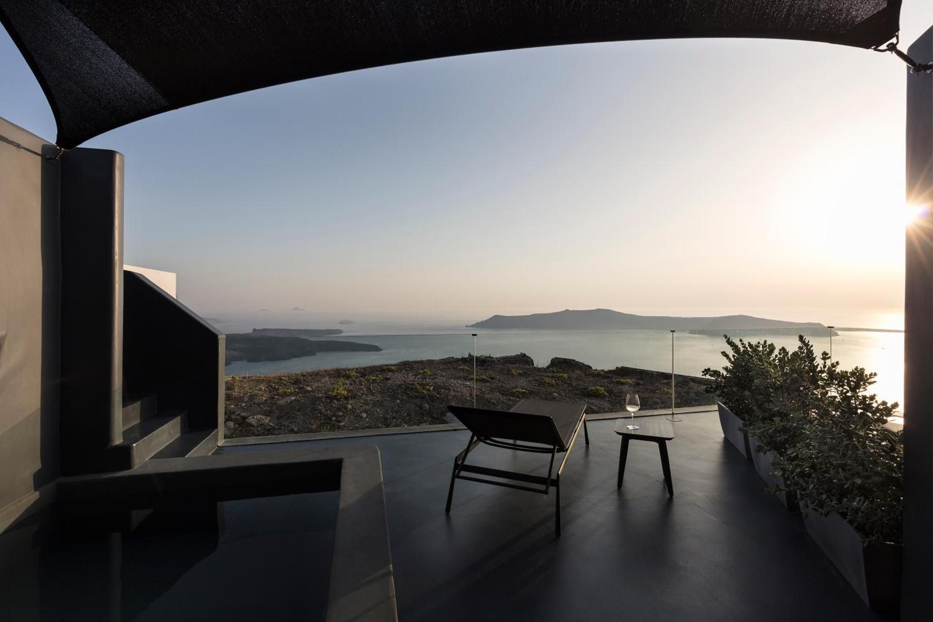 Solar Two Bedroom Villa with Sunset View and Outdoor Jetted Pool