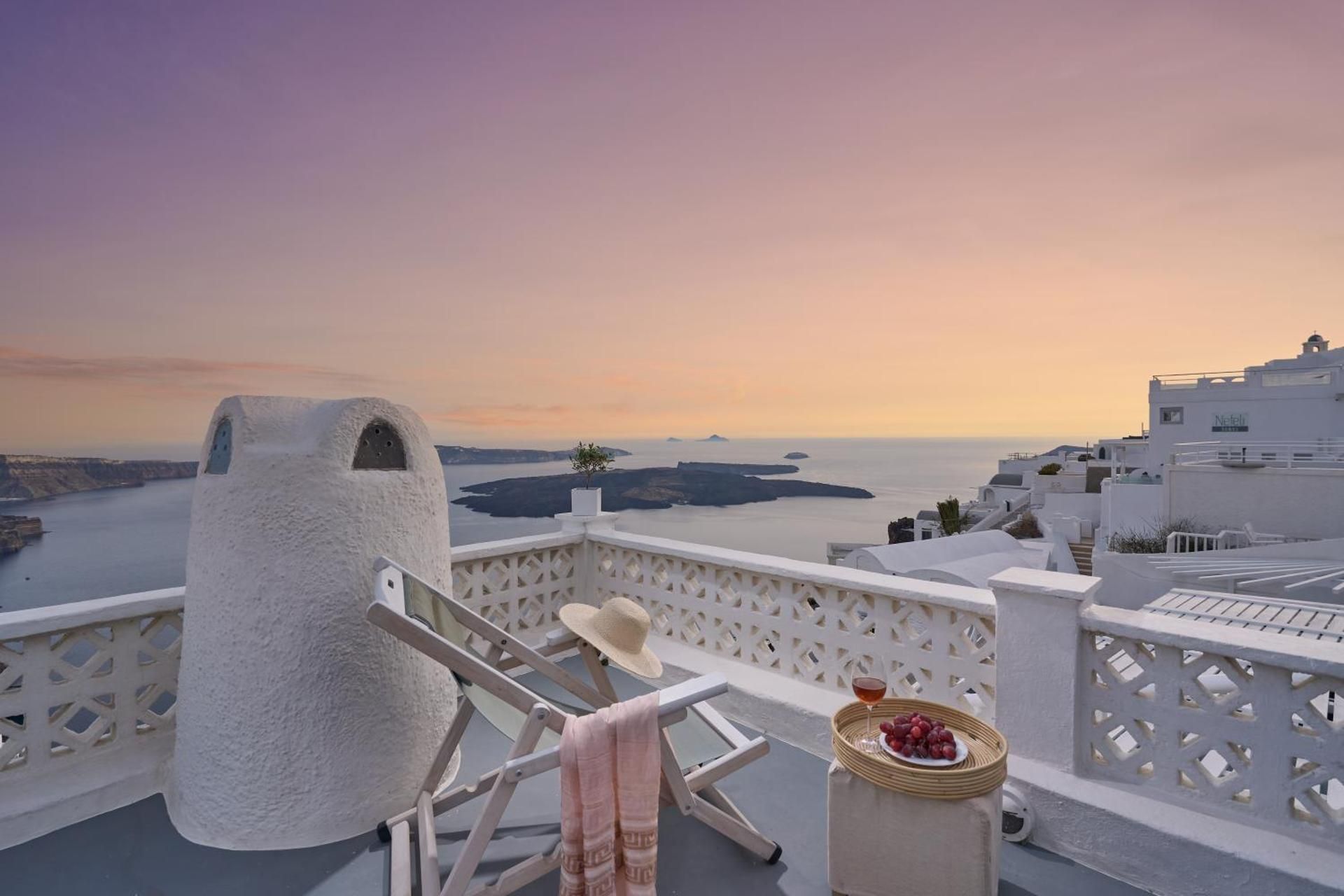 Superior Apartment - Split Level with Indoor & Outdoor Hot Tub and Caldera View