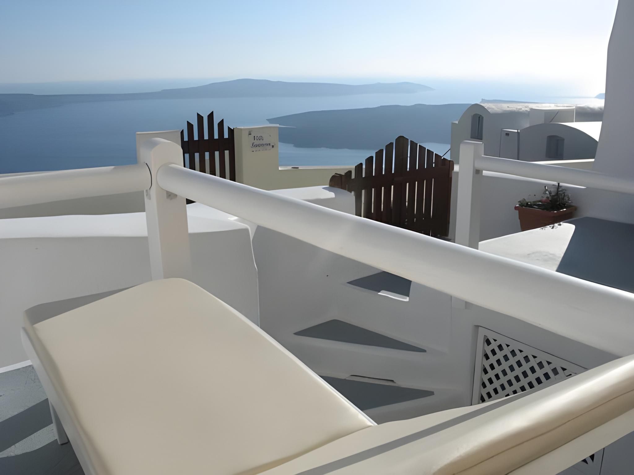 Superior Cave House with Indoor & Outdoor Hot Tub and Caldera View