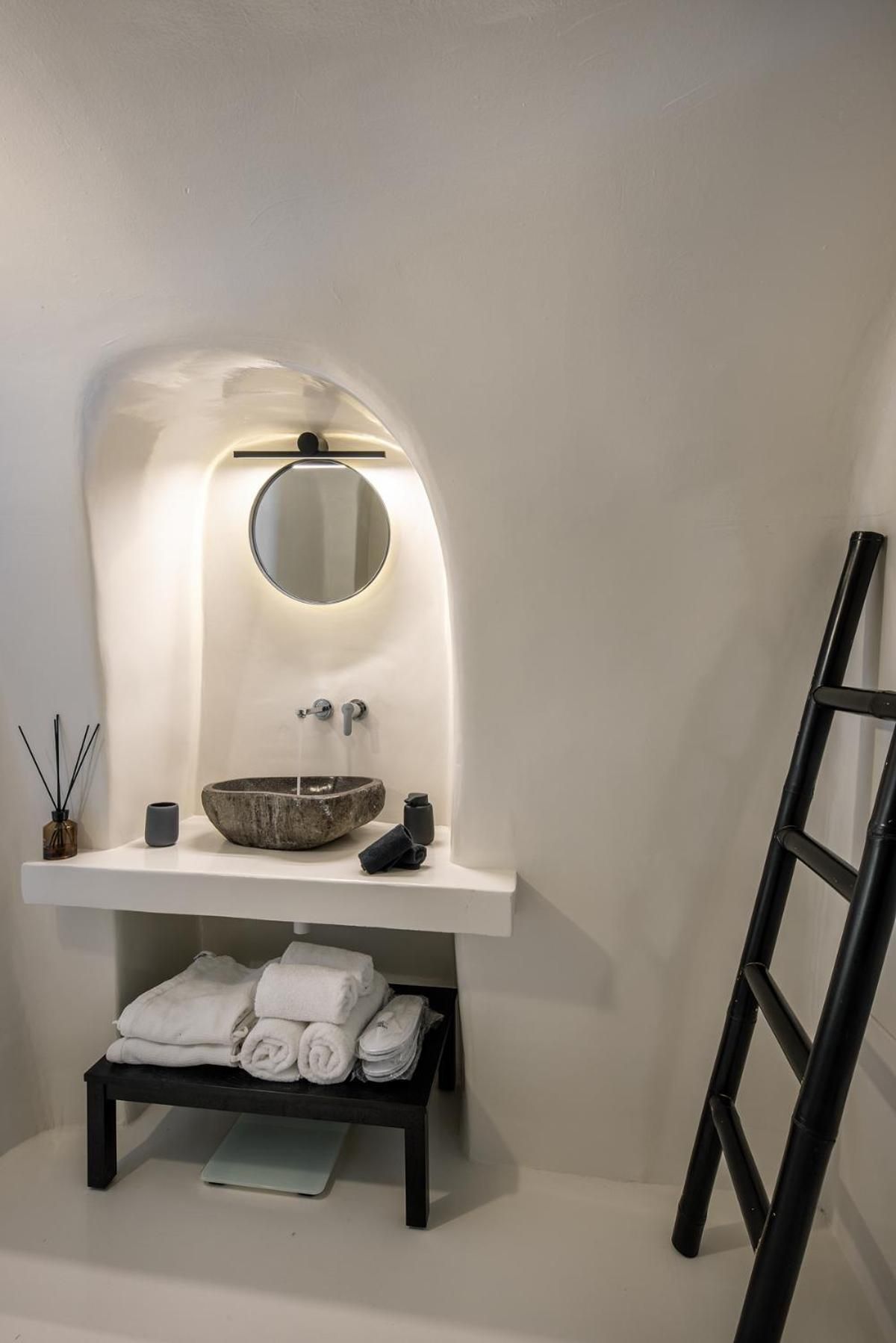 Zest Cave with hot tub & Caldera view