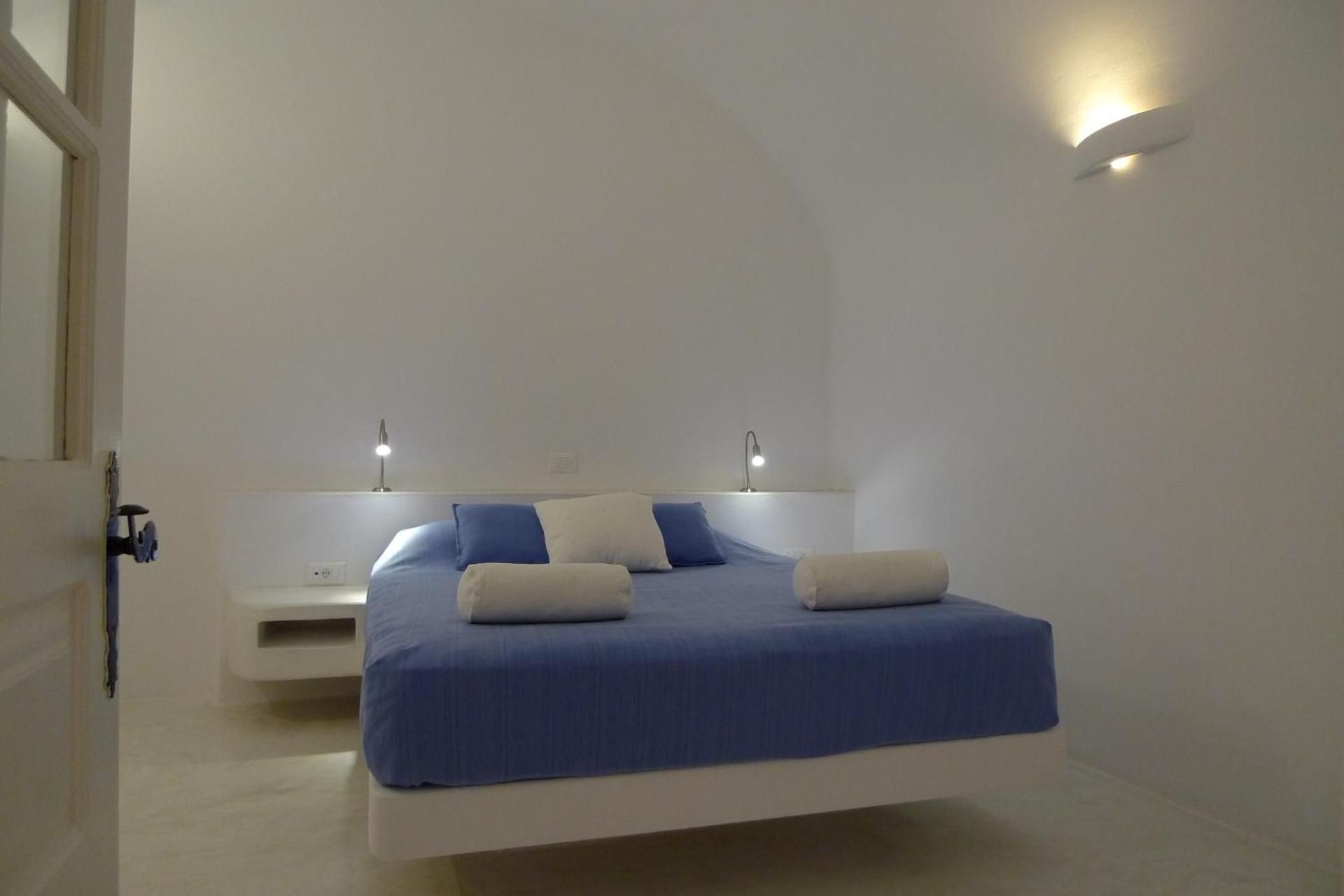 Junior Cave House Suite with Caldera View