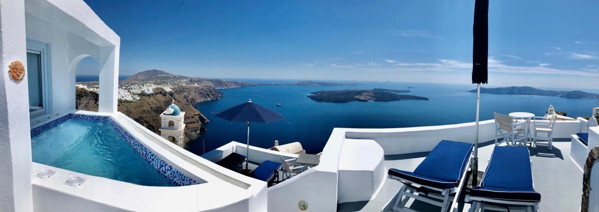 Honeymoon Suite with Outdoor Dip Pool and Caldera View