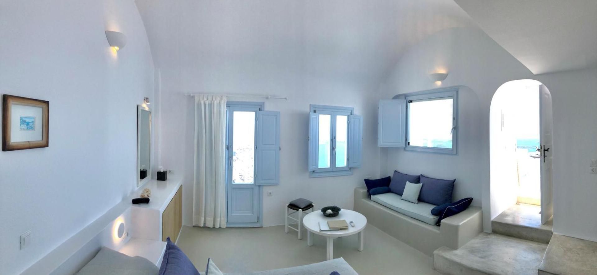 Honeymoon Suite with Outdoor Dip Pool and Caldera View