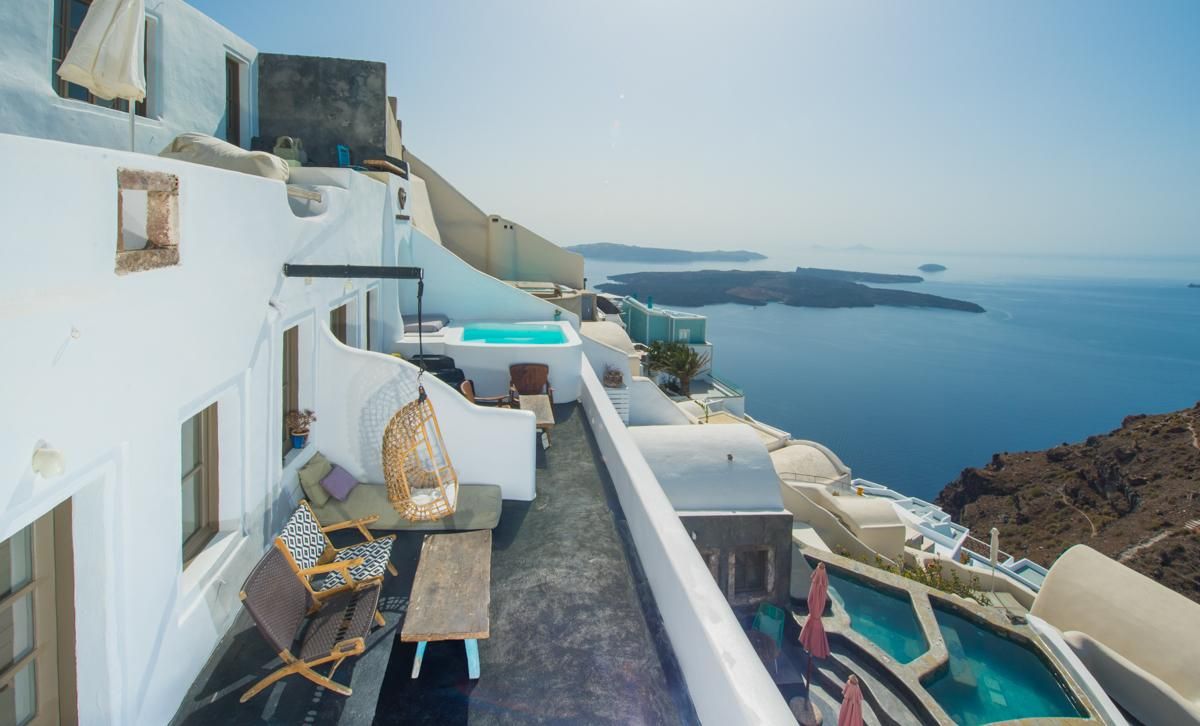 Aurora Superior Caldera View Cave Suite with Outdoor Plunge Pool