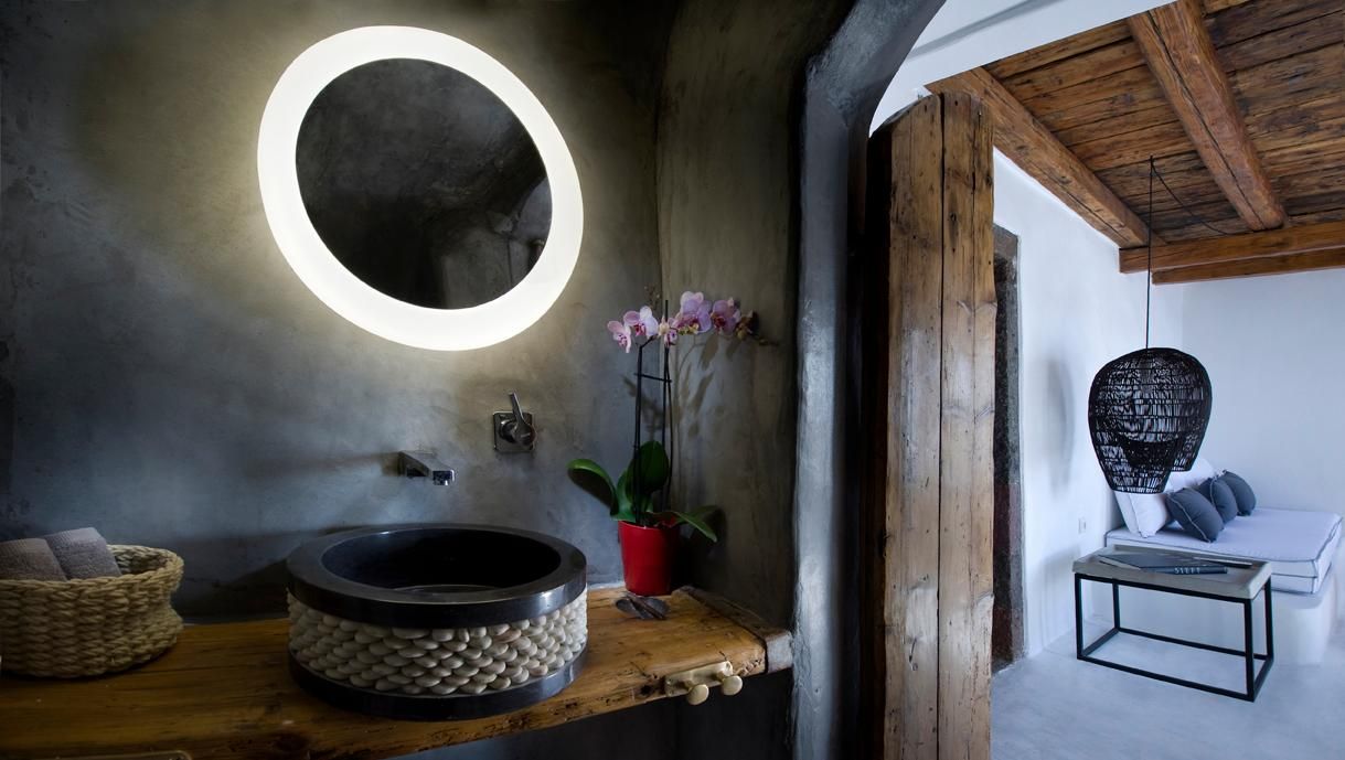 Aurora Superior Caldera View Cave Suite with Outdoor Plunge Pool