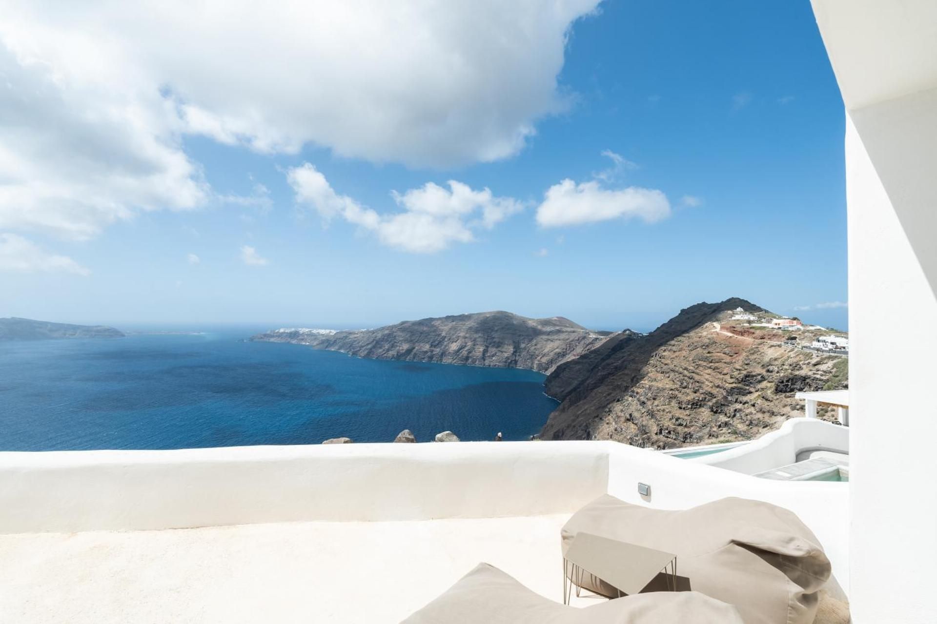 Executive Quadruple Room Caldera View with Outdoor Mini Plunge Pool