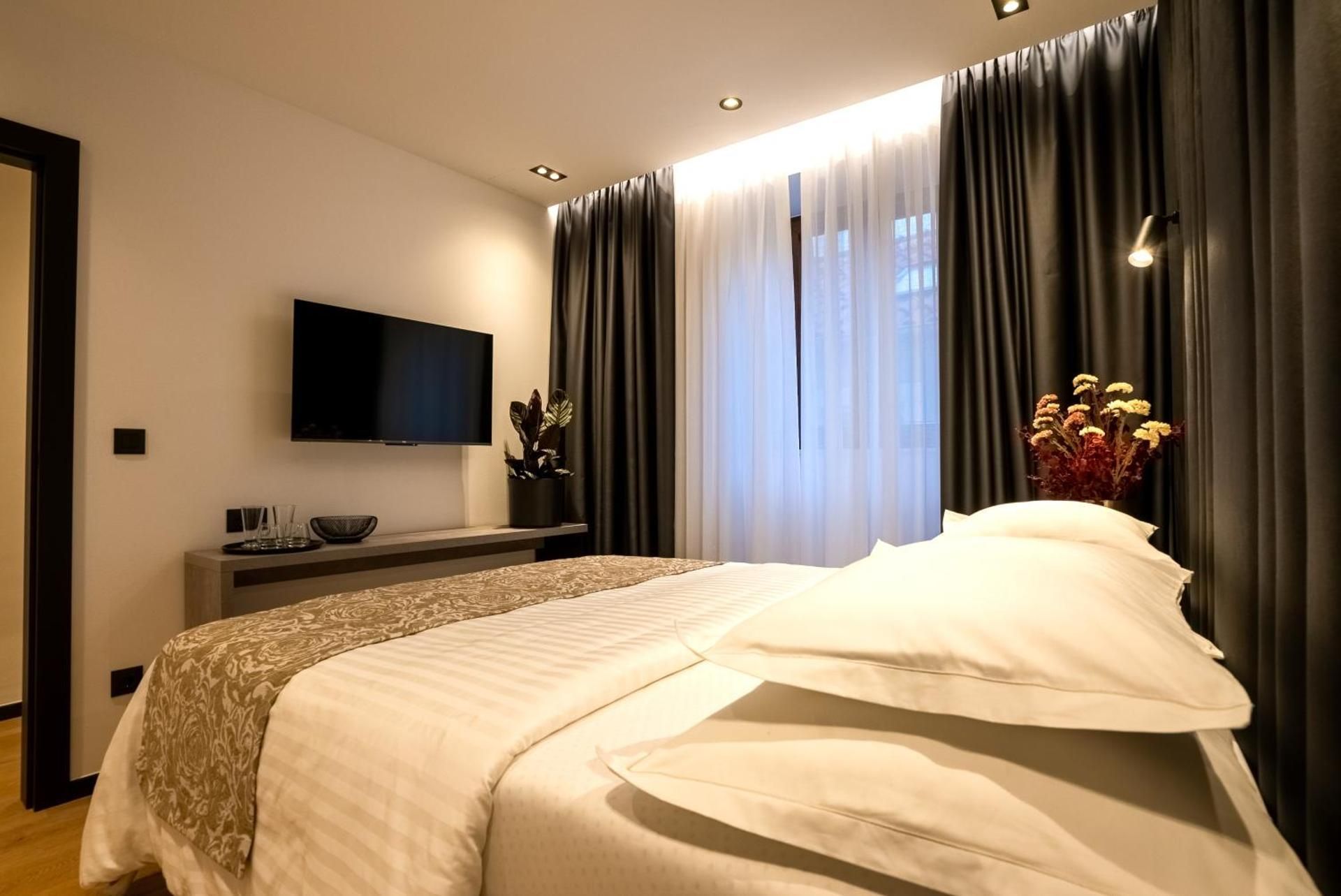 Deluxe Double Room with Shower