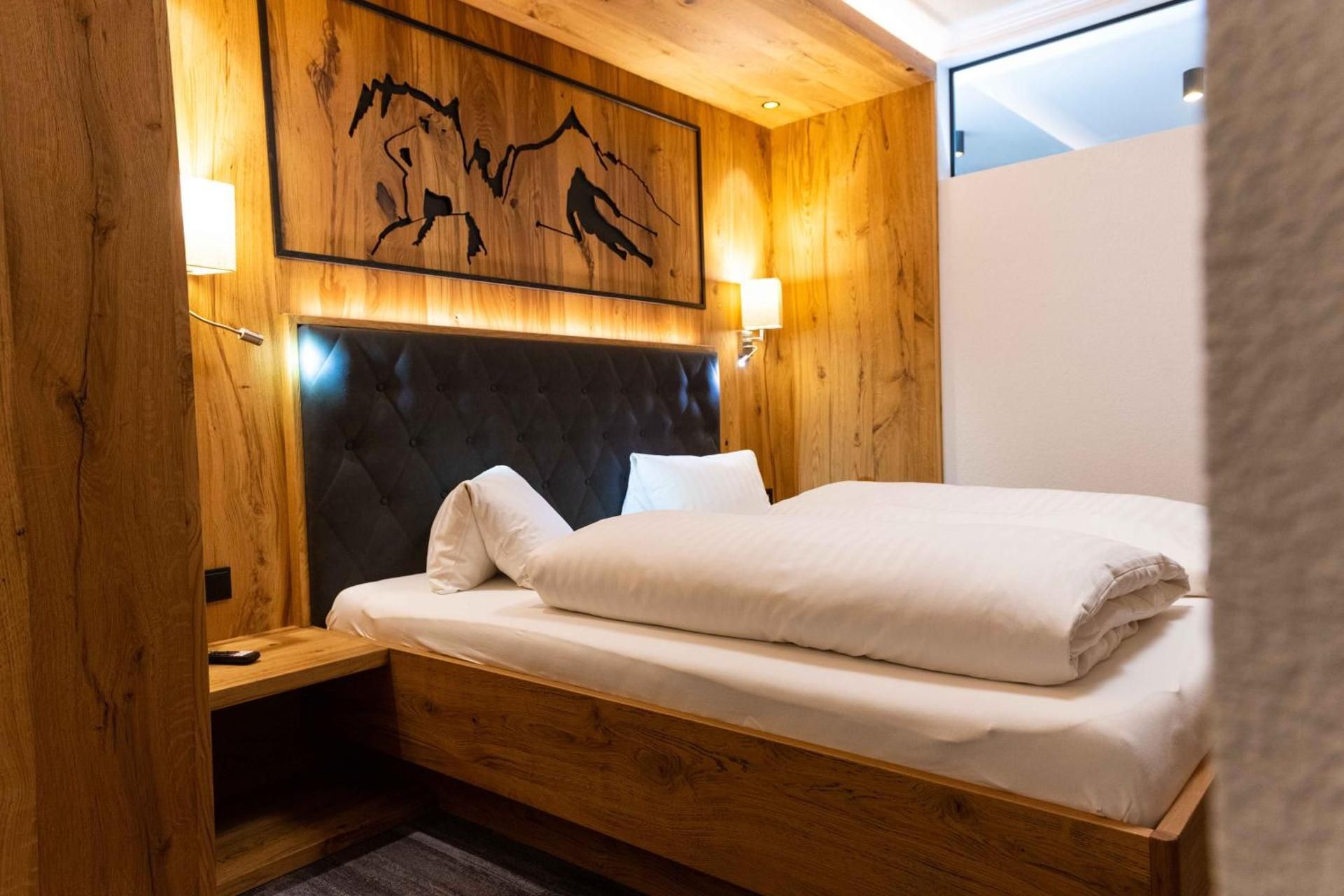 Deluxe Double Room (2 Adults + 1 Child)